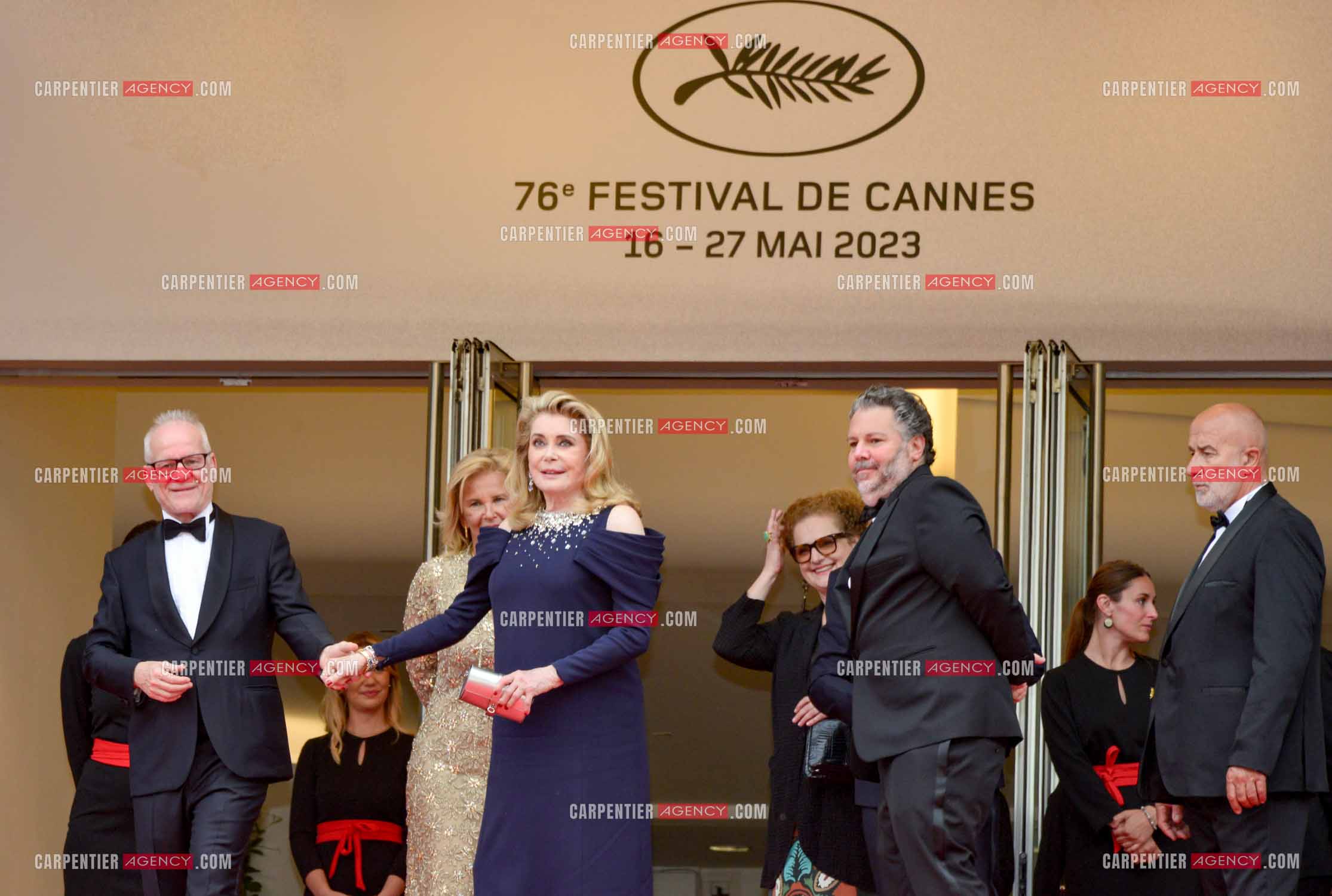 Festival de Cannes 2023. 76e édition, du 16 au 27 mai 2023 au Palais des festivals, à Cannes. L'actrice Catherine Deneuve entourée du délégué général du festival de Cannes Thierry Fremaux et de la présidente du festival de Cannes Iris Knobloch assiste à la cérémonie d'ouverture et à la projection du film “ Jeanne du Barry “.
