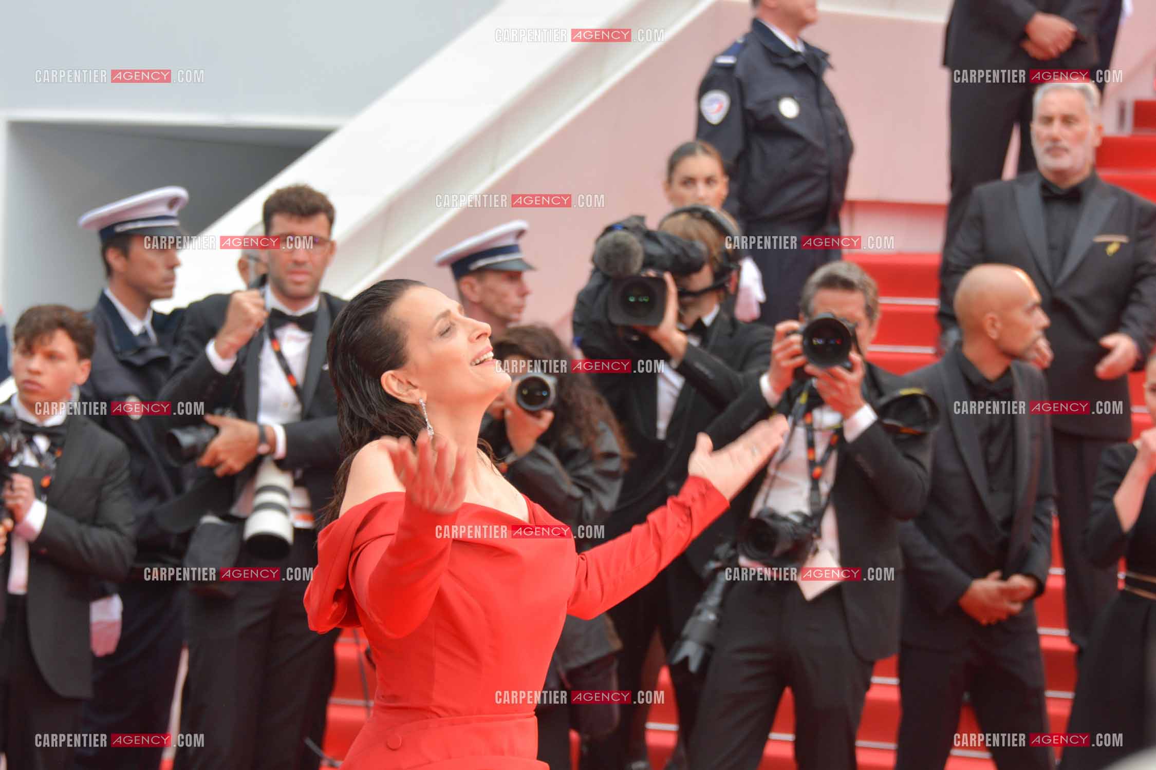 Ouverture du  77ème Festival de Cannes du 14 au 25 mai 2024. L'actrice Juliette Binoche sur le tapis rouge pour la cérémonie d’ouverture.