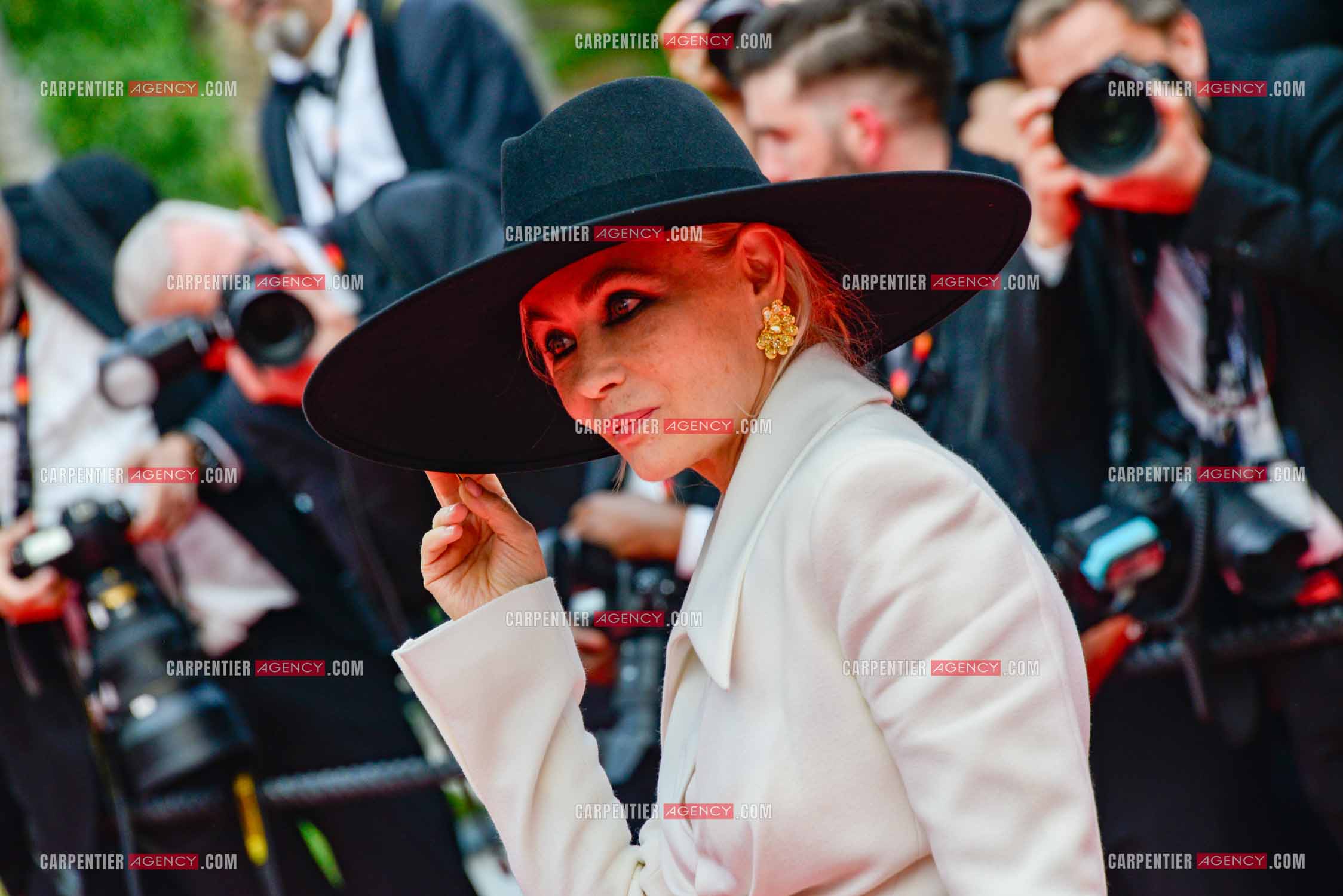 Festival de Cannes 2023. 76e édition, du 16 au 27 mai 2023 au Palais des festivals, à Cannes. L'actrice Emmanuelle beart assiste à la cérémonie d'ouverture et à la projection du film “ Jeanne du Barry “.