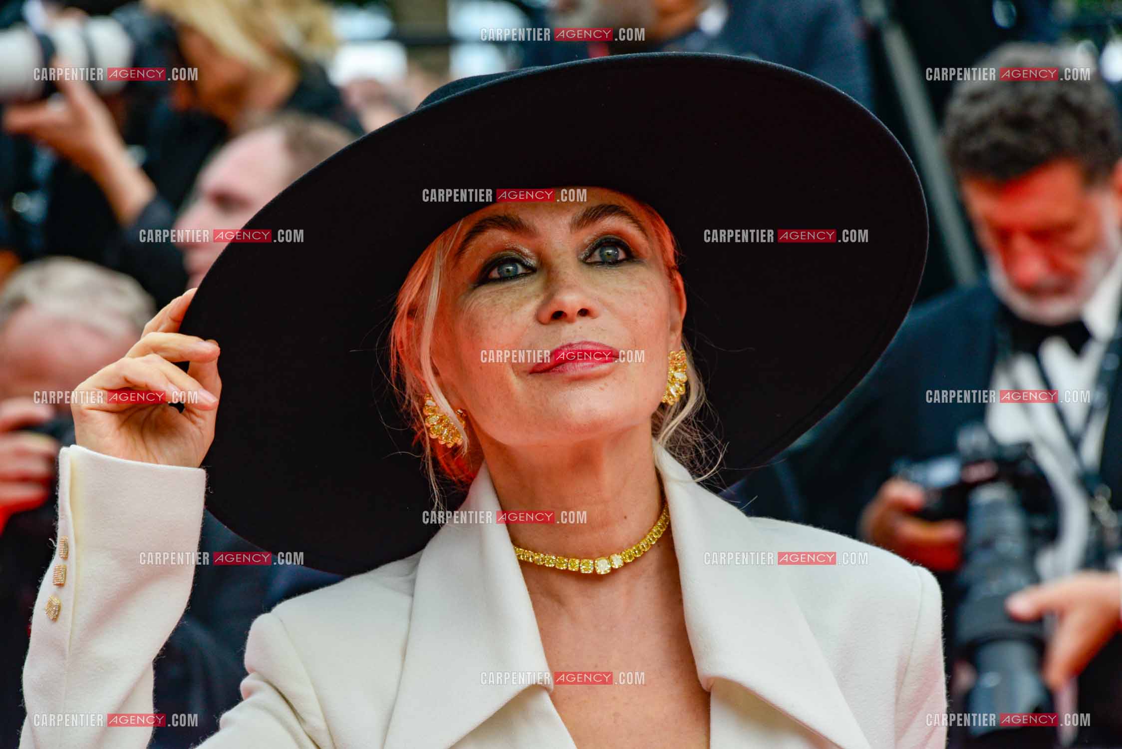 Festival de Cannes 2023. 76e édition, du 16 au 27 mai 2023 au Palais des festivals, à Cannes. L'actrice Emmanuelle beart assiste à la cérémonie d'ouverture et à la projection du film “ Jeanne du Barry “.