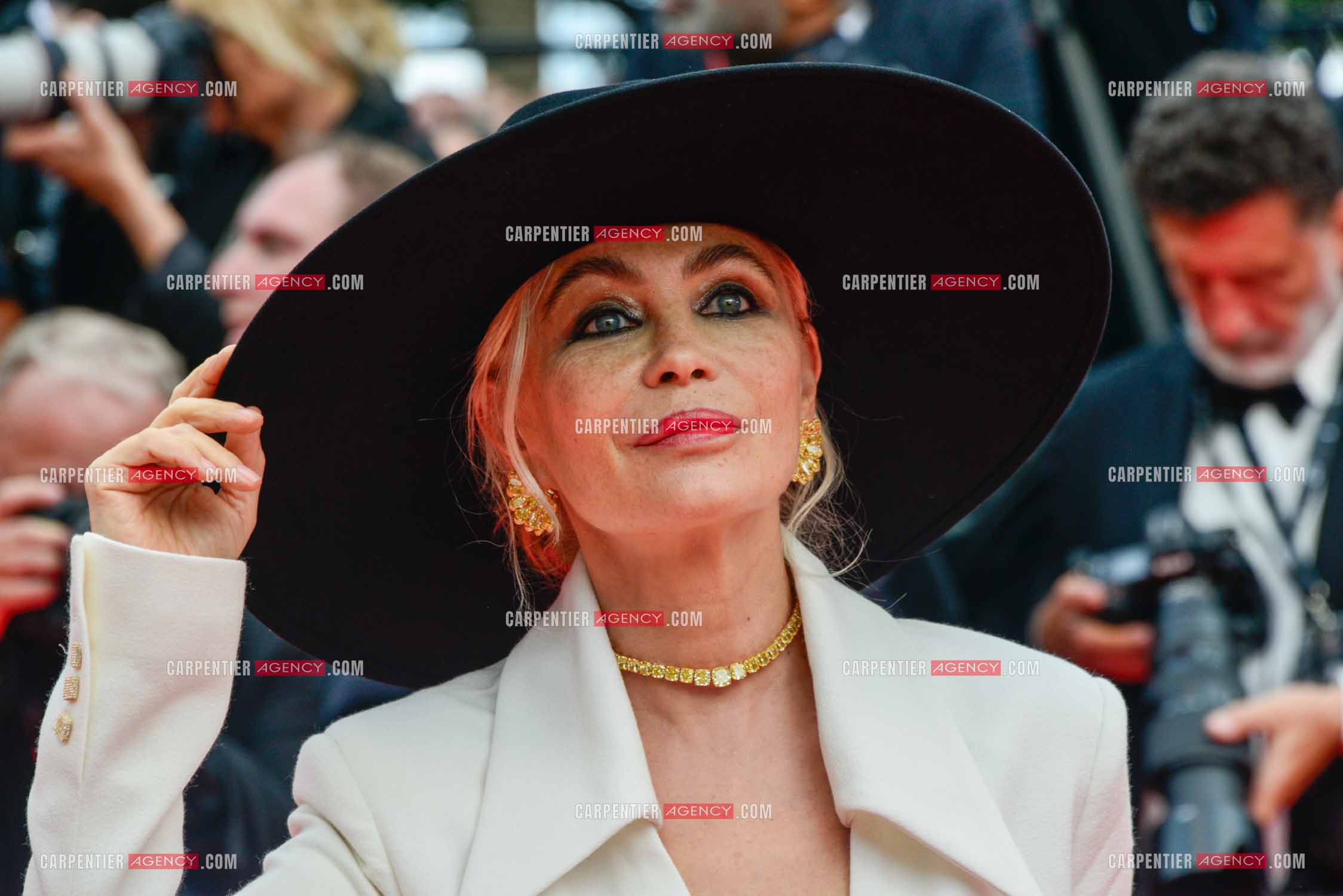 Festival de Cannes 2023. 76e édition, du 16 au 27 mai 2023 au Palais des festivals, à Cannes. L'actrice Emmanuelle beart assiste à la cérémonie d'ouverture et à la projection du film “ Jeanne du Barry “.