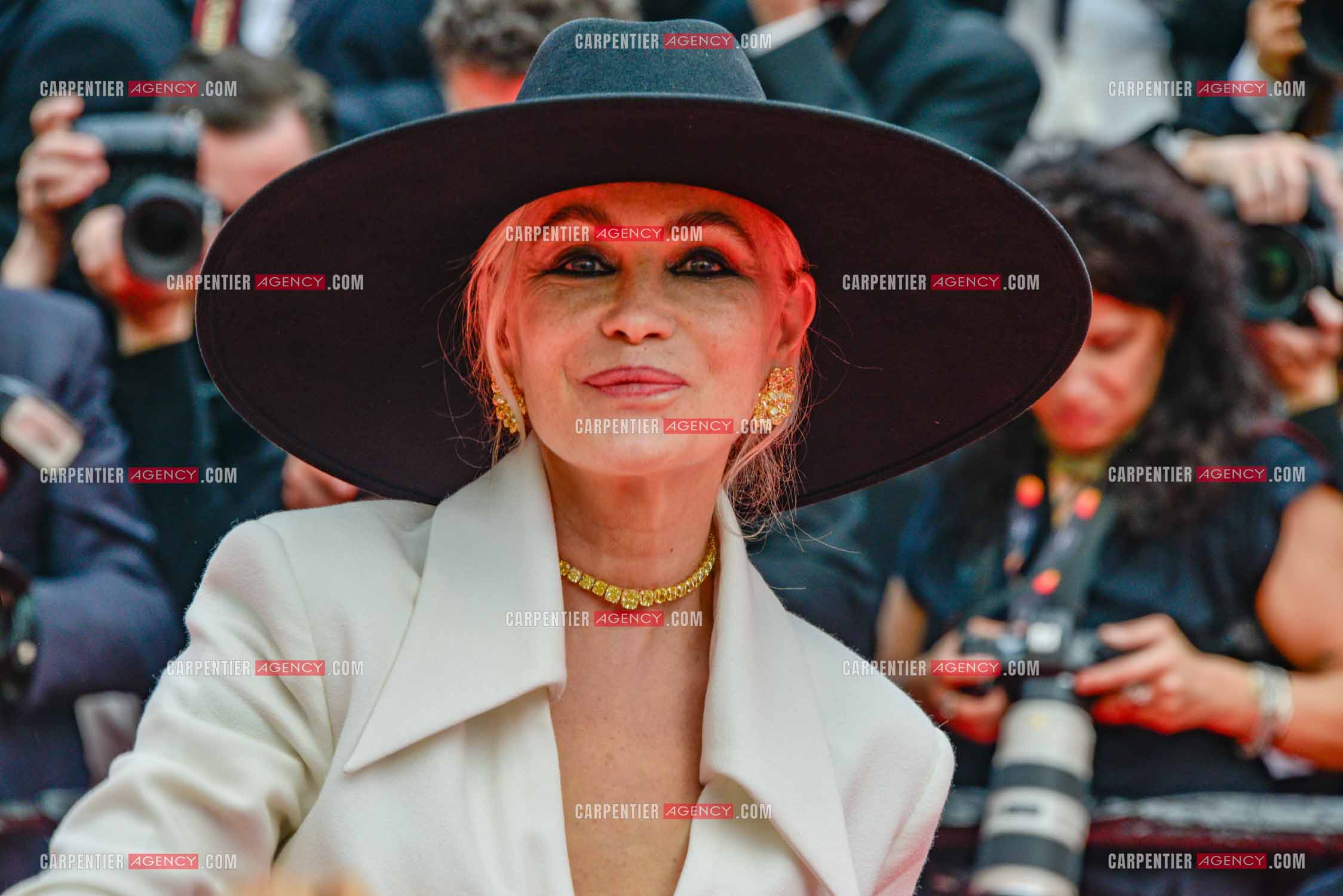 Festival de Cannes 2023. 76e édition, du 16 au 27 mai 2023 au Palais des festivals, à Cannes. L'actrice Emmanuelle beart assiste à la cérémonie d'ouverture et à la projection du film “ Jeanne du Barry “.