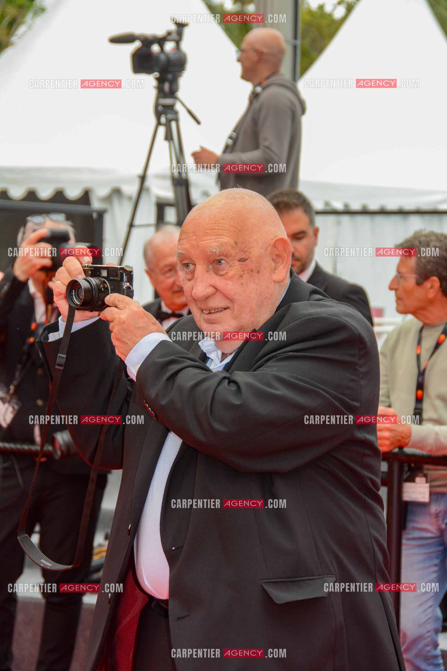 Festival de Cannes 2024. 77e édition du 14 au 25 Mai 2024. Le photographe Raymond Depardon - Montée des marches du film “ Diamant Brut “.