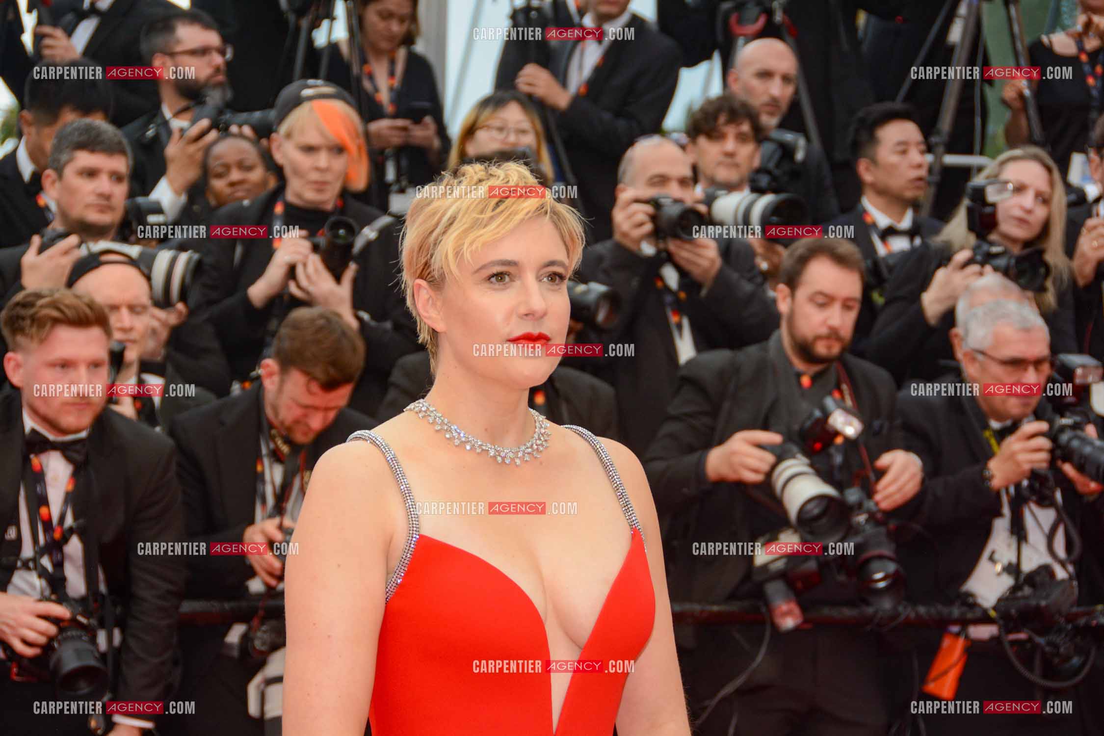 Festival de Cannes 2024. 77e édition du 14 au 25 Mai 2024. L'actrice américaine Greta Gerwig - Montée des marches “ FURIOSA “. Une saga de “ MAD MAX “.
