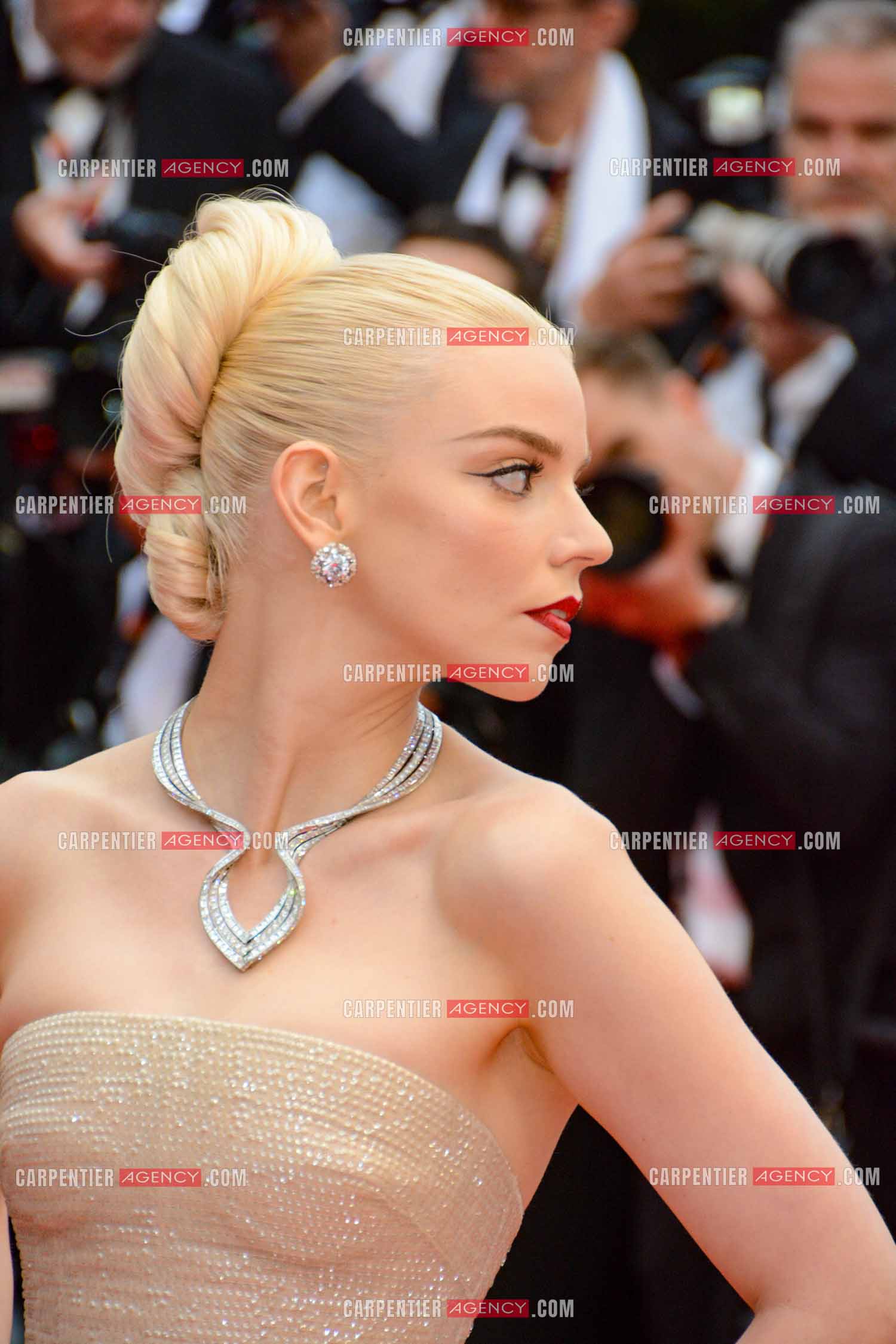 Festival de Cannes 2024. 77e édition du 14 au 25 Mai 2024. L'actrice américaine Anya Taylor-Joy - Montée des marches “ FURIOSA “. Une saga de “ MAD MAX “.