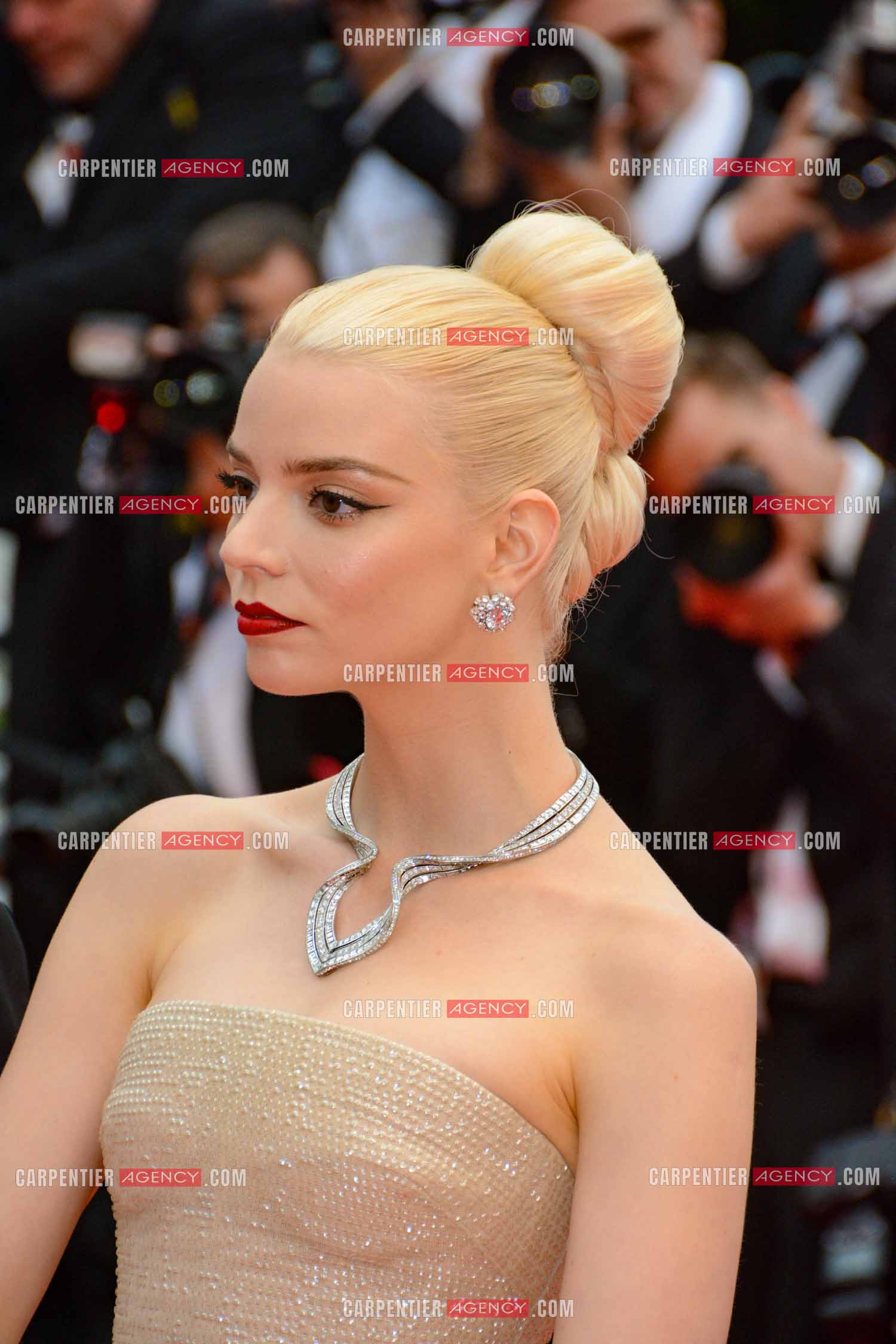 Festival de Cannes 2024. 77e édition du 14 au 25 Mai 2024. L'actrice américaine Anya Taylor-Joy - Montée des marches “ FURIOSA “. Une saga de “ MAD MAX “.