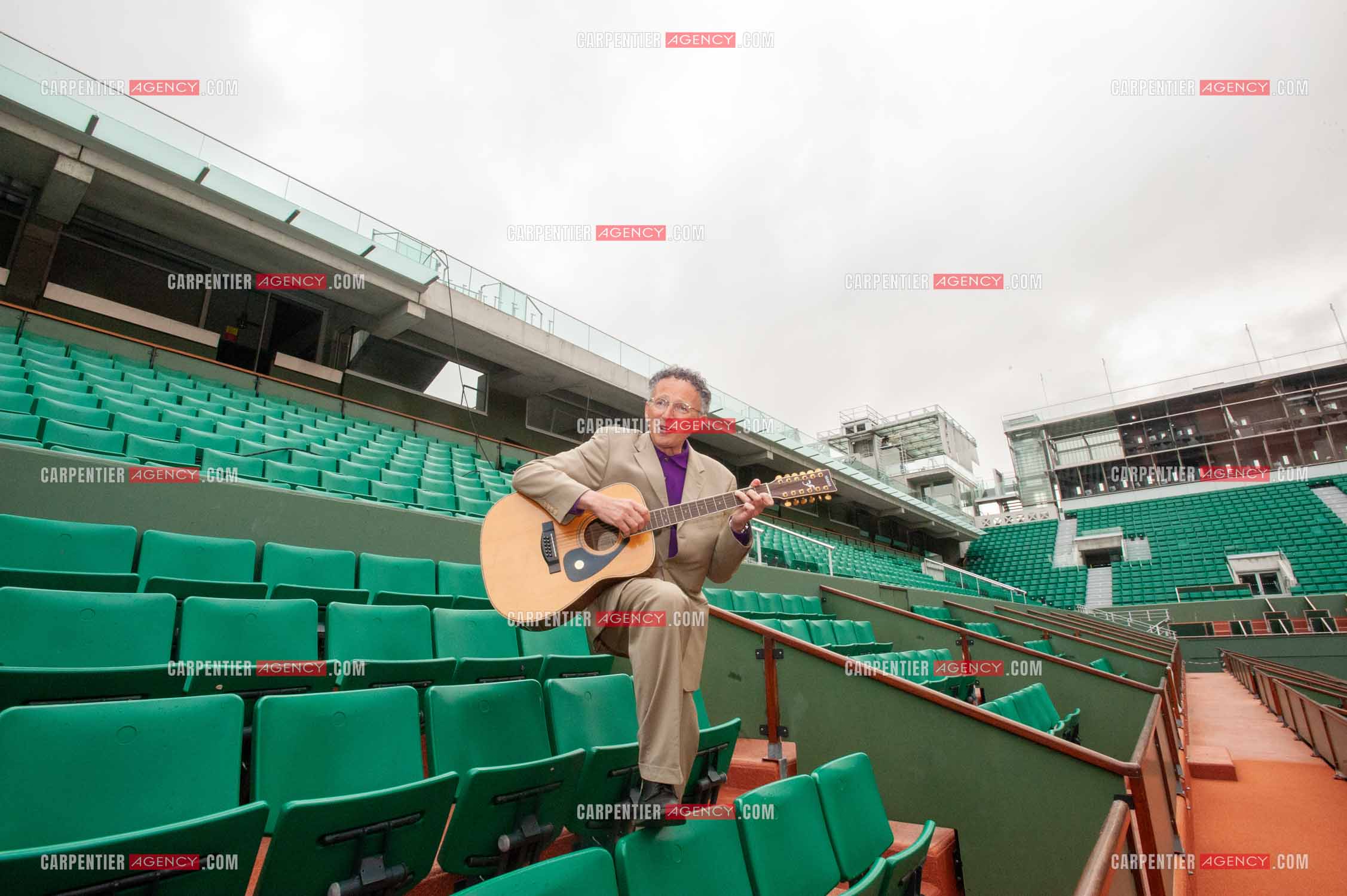 Le journaliste Nelson Monfort à Roland-Garros.  ( Exclusif )