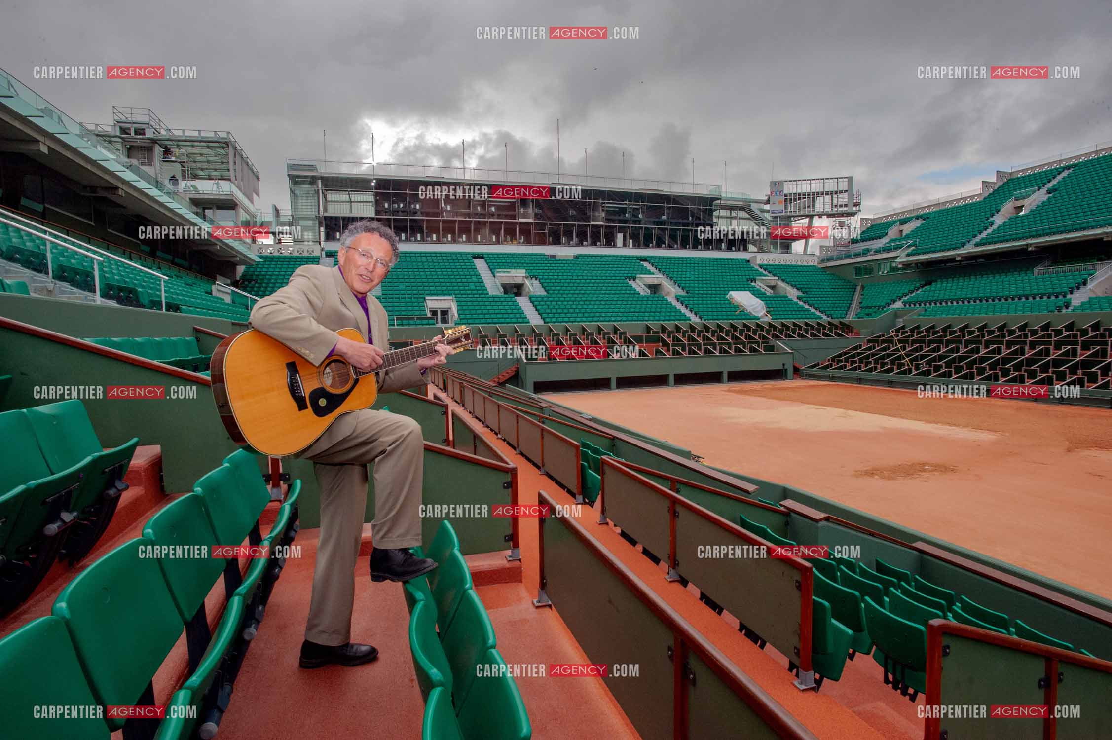 Le journaliste Nelson Monfort à Roland-Garros.  ( Exclusif )