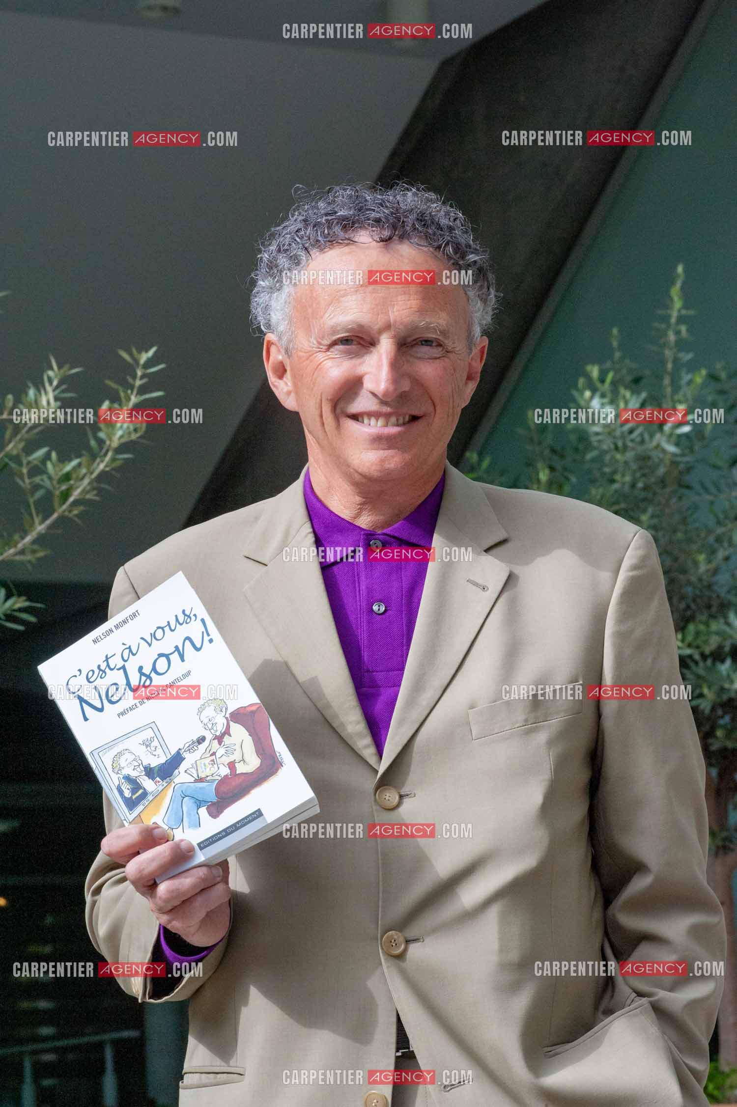Le journaliste Nelson Monfort à Roland-Garros. Nelson présente son nouveau livre “ C'EST À VOUS NELSON “ aux éditions du Moment.  ( Exclusif )
