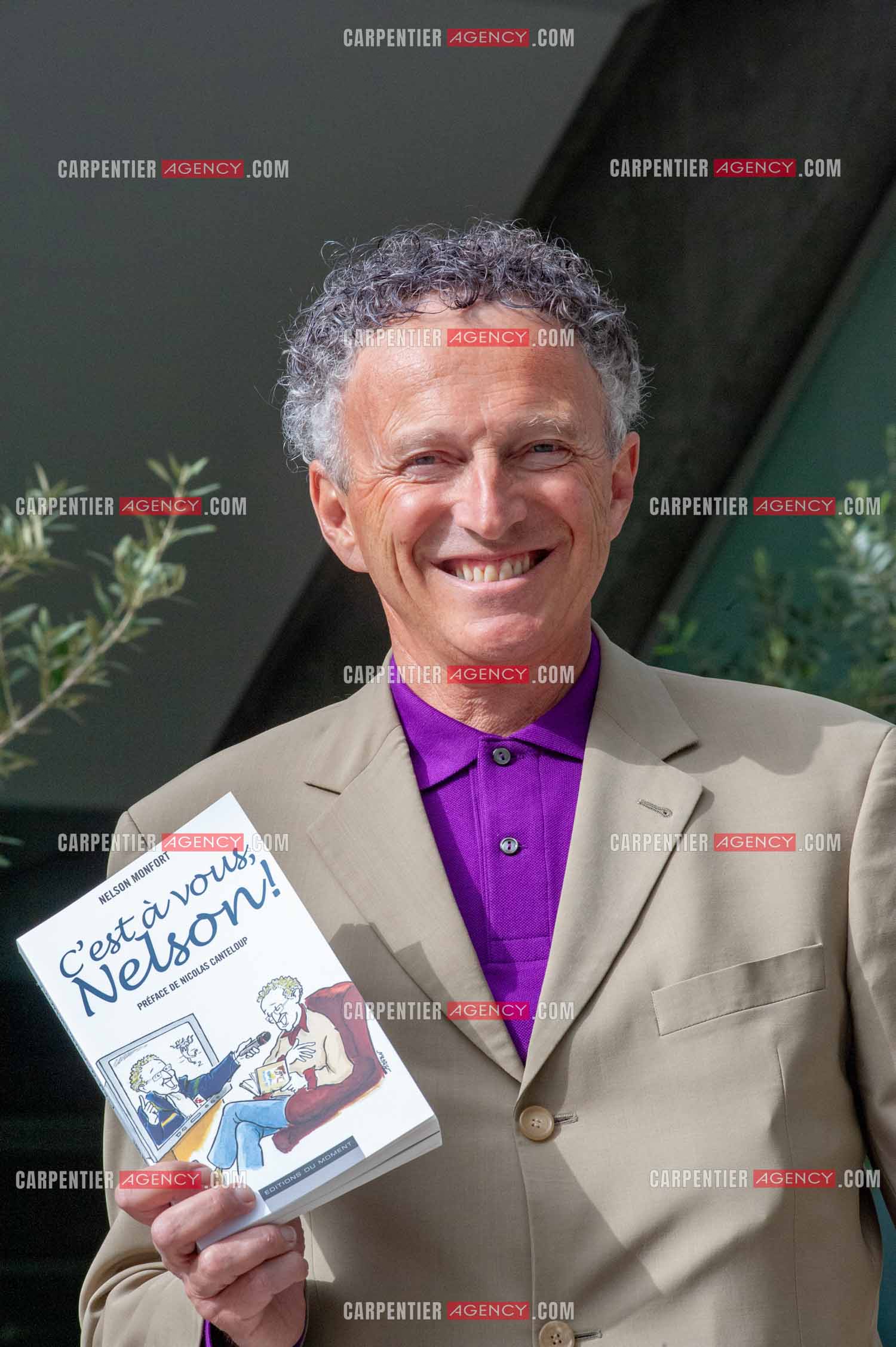 Le journaliste Nelson Monfort à Roland-Garros. Nelson présente son nouveau livre “ C'EST À VOUS NELSON “ aux éditions du Moment.  ( Exclusif )