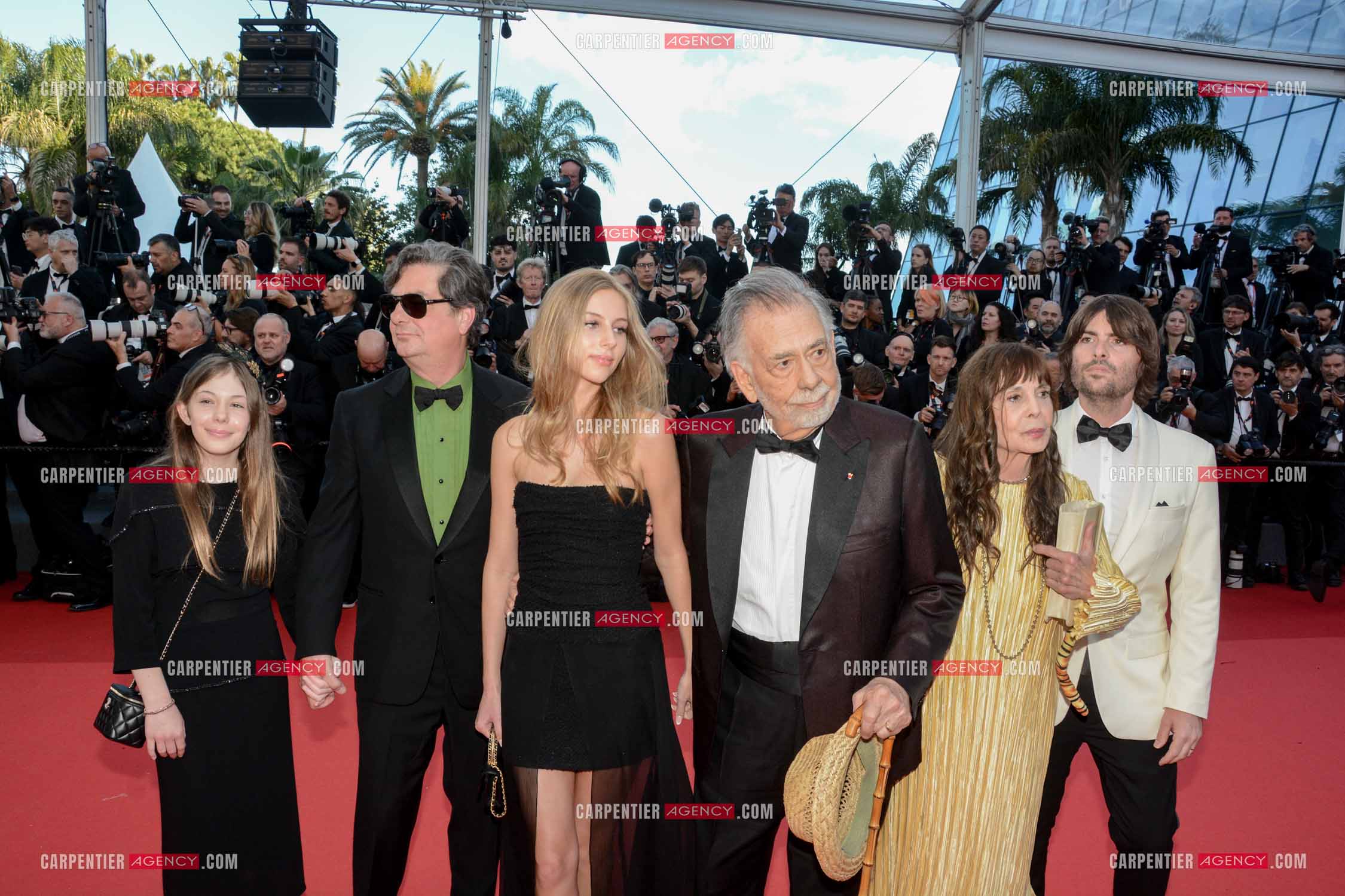 Festival de Cannes 2024. 77e édition du 14 au 25 Mai 2024. Francis Ford Coppola, entouré de sa famille, Roman Coppola, Romy Croquet Mars, Robert Coppola Schwartzman, et de la productrice Talia Shire pour la projection du film “ Megalopolis “.