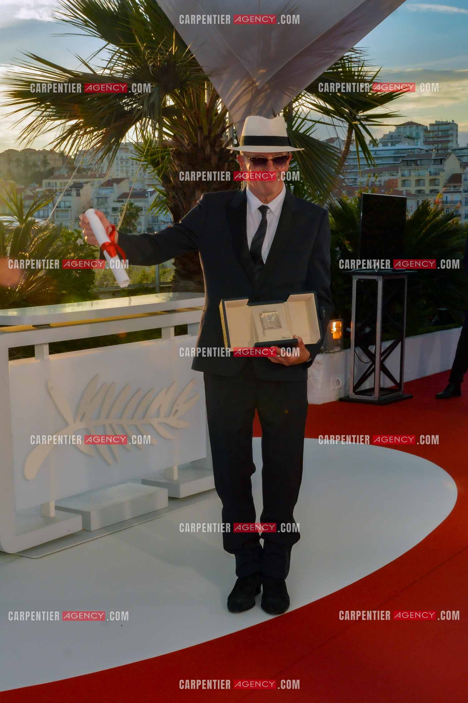 Clôture du  77ème Festival de Cannes et remises des Palmes d'or. Jacques Audiard pose avec le prix du jury pour 'Emilia Perez' lors de l'appel photo Palme D'Or Winners.