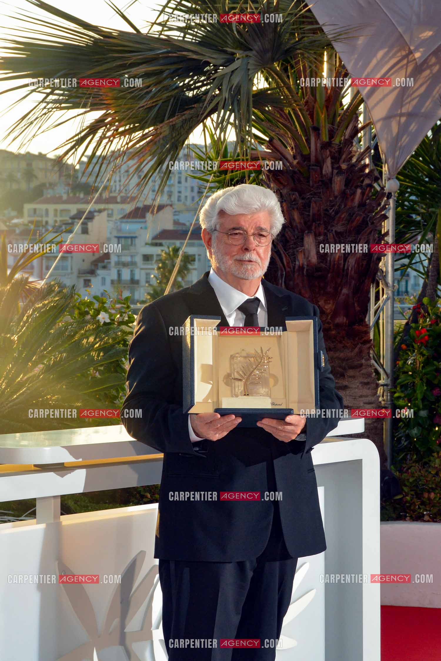 Clôture du  77ème Festival de Cannes et remises des Palmes d'or. Photocall des gagnants. Le réalisateur, scénariste et producteur américain George Lucas pose avec la Palme D'Or honoraire.