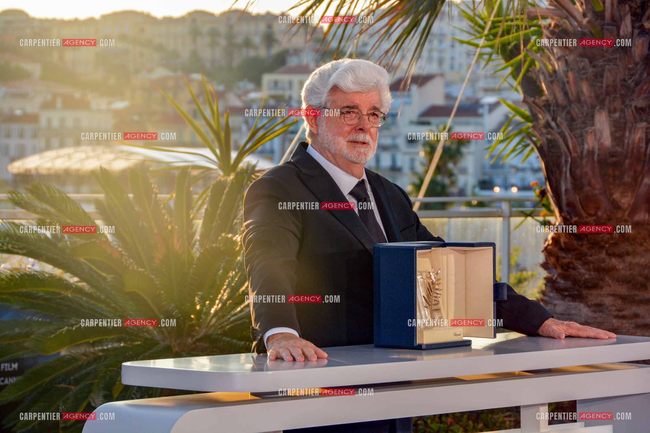 Clôture du  77ème Festival de Cannes et remises des Palmes d'or. Photocall des gagnants. Le réalisateur, scénariste et producteur américain George Lucas pose avec la Palme D'Or honoraire.
