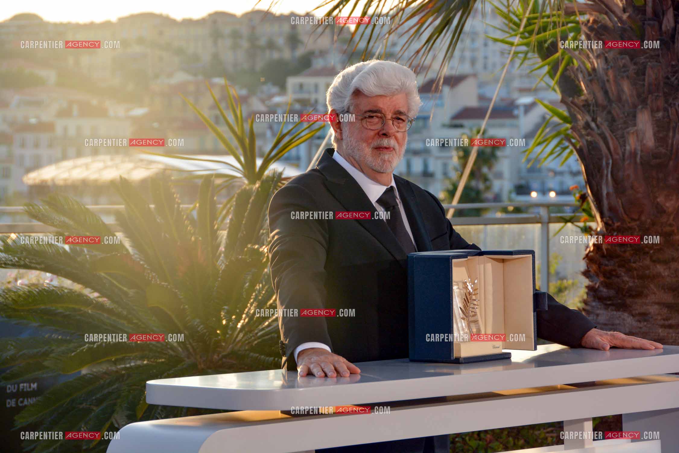 Clôture du  77ème Festival de Cannes et remises des Palmes d'or. Photocall des gagnants. Le réalisateur, scénariste et producteur américain George Lucas pose avec la Palme D'Or honoraire.