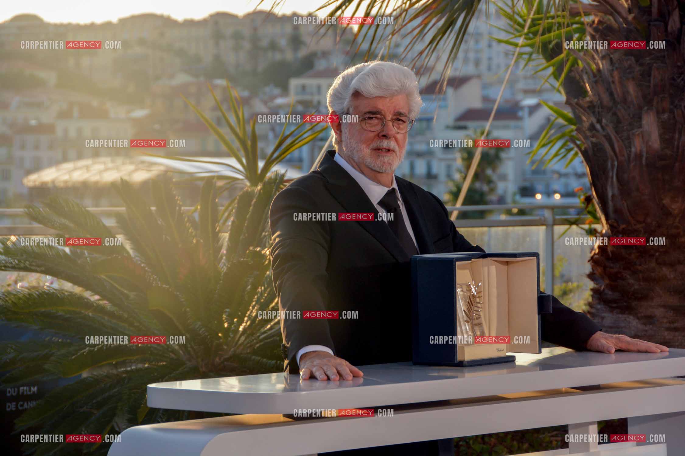 Clôture du  77ème Festival de Cannes et remises des Palmes d'or. Photocall des gagnants. Le réalisateur, scénariste et producteur américain George Lucas pose avec la Palme D'Or honoraire.