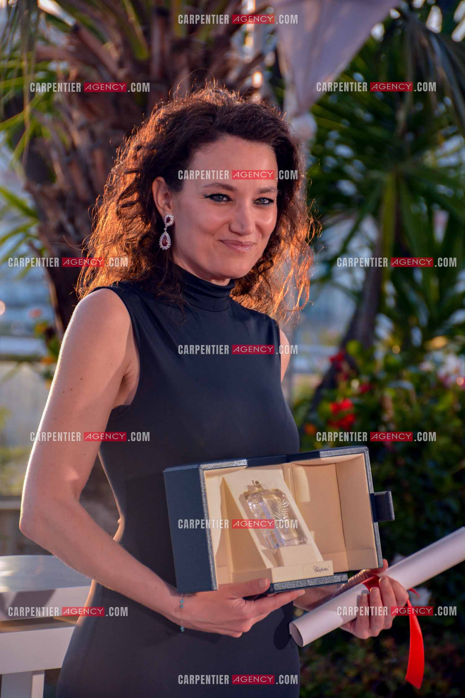 Clôture du  77ème Festival de Cannes et remises des Palmes d'or. Coralie Fargeat pose avec le prix du « meilleur scénario » pour « la substance » lors de la conférence photo Palme D'Or.