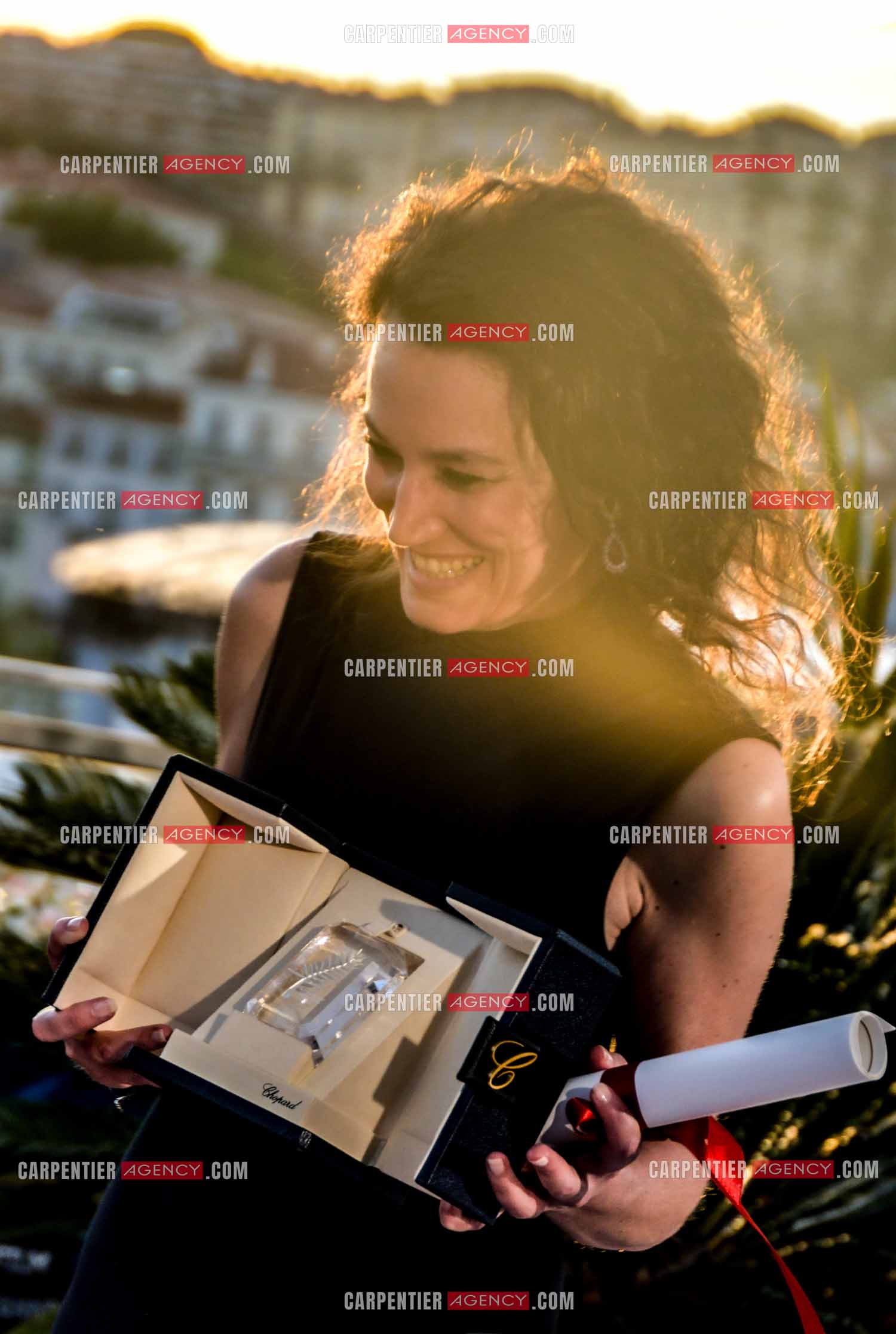 Clôture du  77ème Festival de Cannes et remises des Palmes d'or. Coralie Fargeat pose avec le prix du « meilleur scénario » pour « la substance » lors de la conférence photo Palme D'Or.