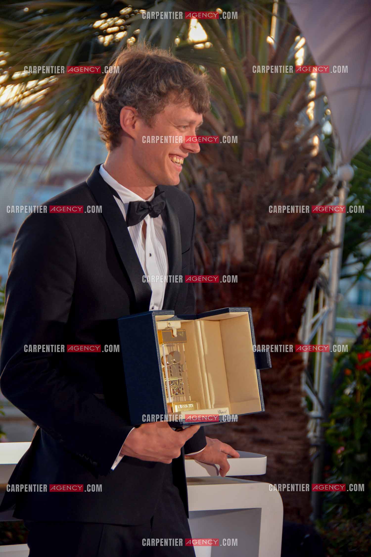 Clôture du  77ème Festival de Cannes et remises des Palmes d'or. Halfdan Ullmann Tøndel pose avec le prix « Camera d'Or » pour « Armand » lors du Photocall.