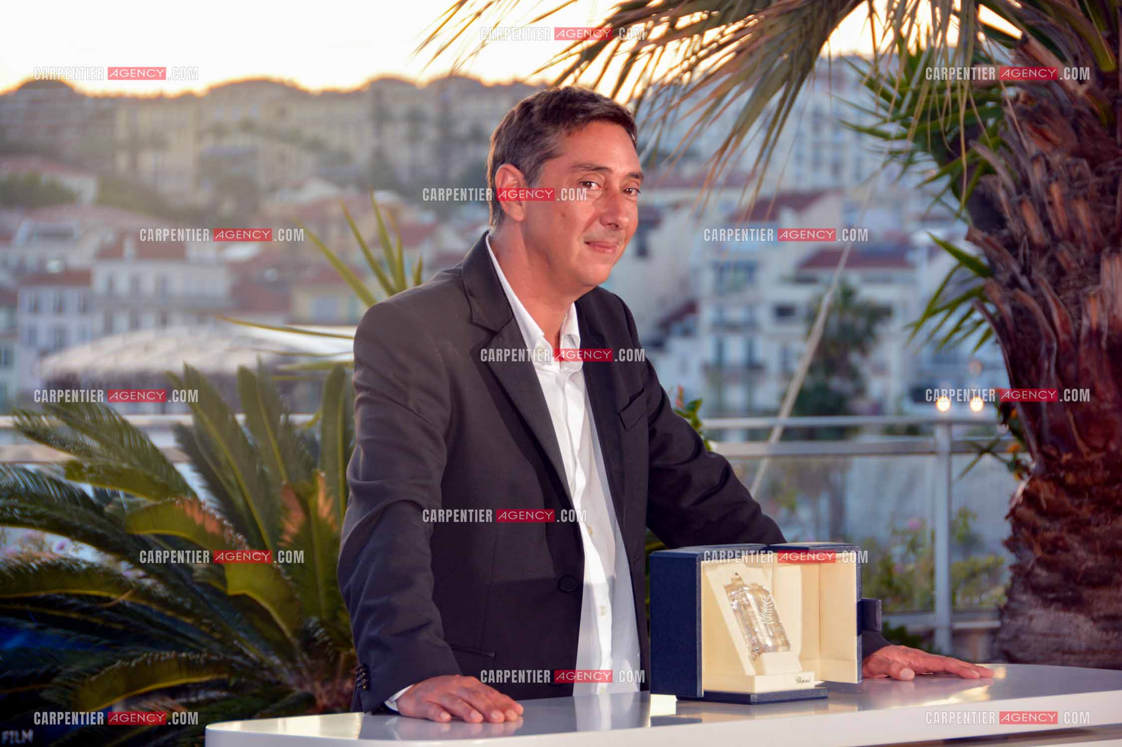 Clôture du  77ème Festival de Cannes et remises des Palmes d'or. Le réalisateur portugais Miguel Gomes.