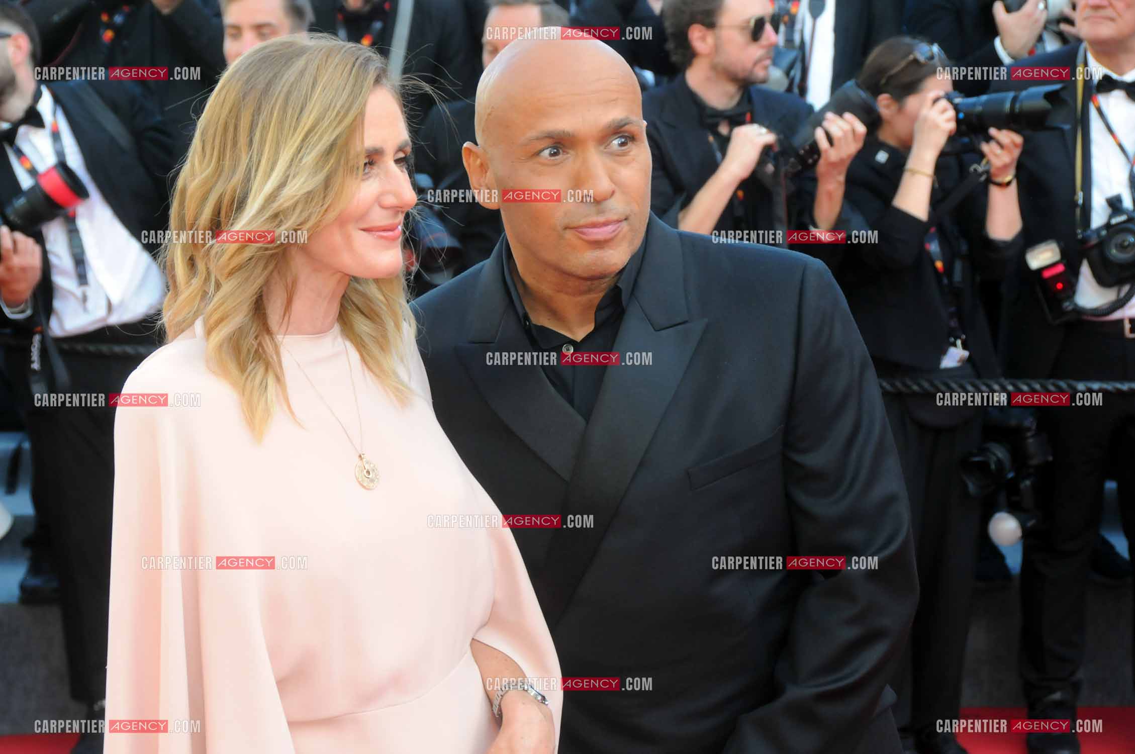 Ouverture du  77ème Festival de Cannes du 14 au 25 mai 2024. Montée des marches du film “ Emilia Perez “. Eric Judor et sa femme.