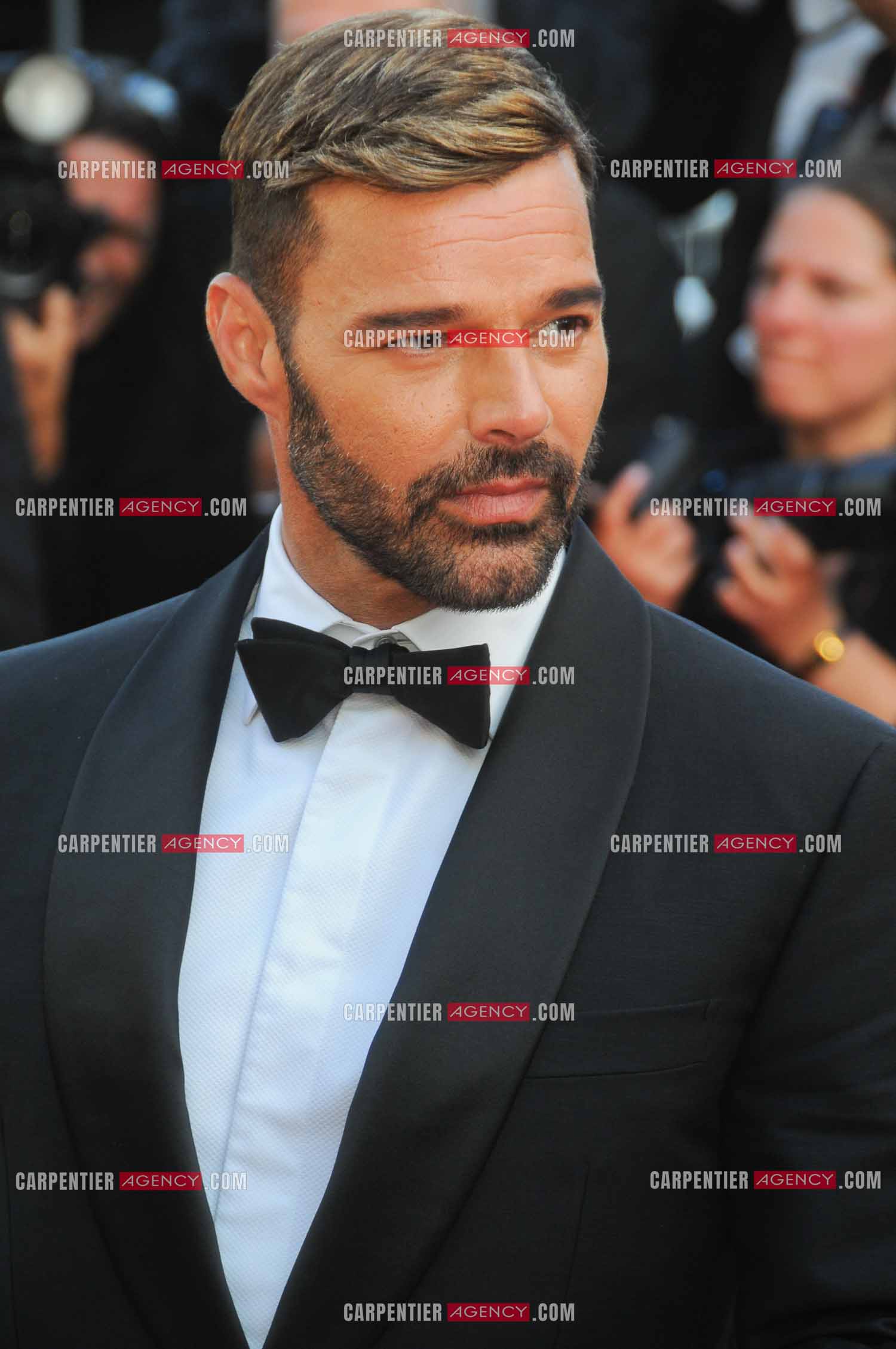 Pour le 9 èm jour du Festival de Cannes, le chanteur Ricky Martin monte les marches pour la projection en avant-première mondiale du film “ Elvis “.