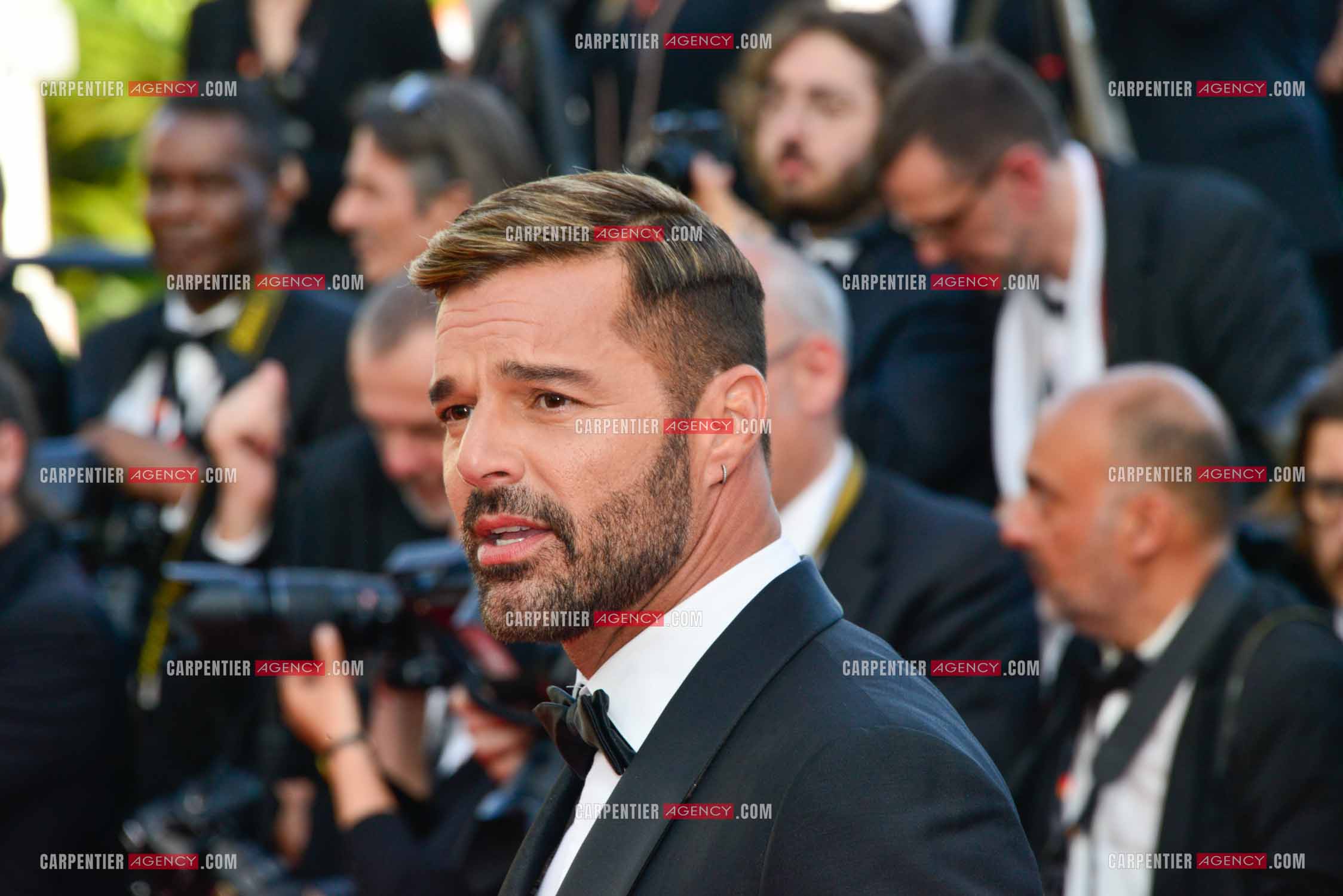 Pour le 9 èm jour du Festival de Cannes, le chanteur Ricky Martin monte les marches pour la projection en avant-première mondiale du film “ Elvis “.