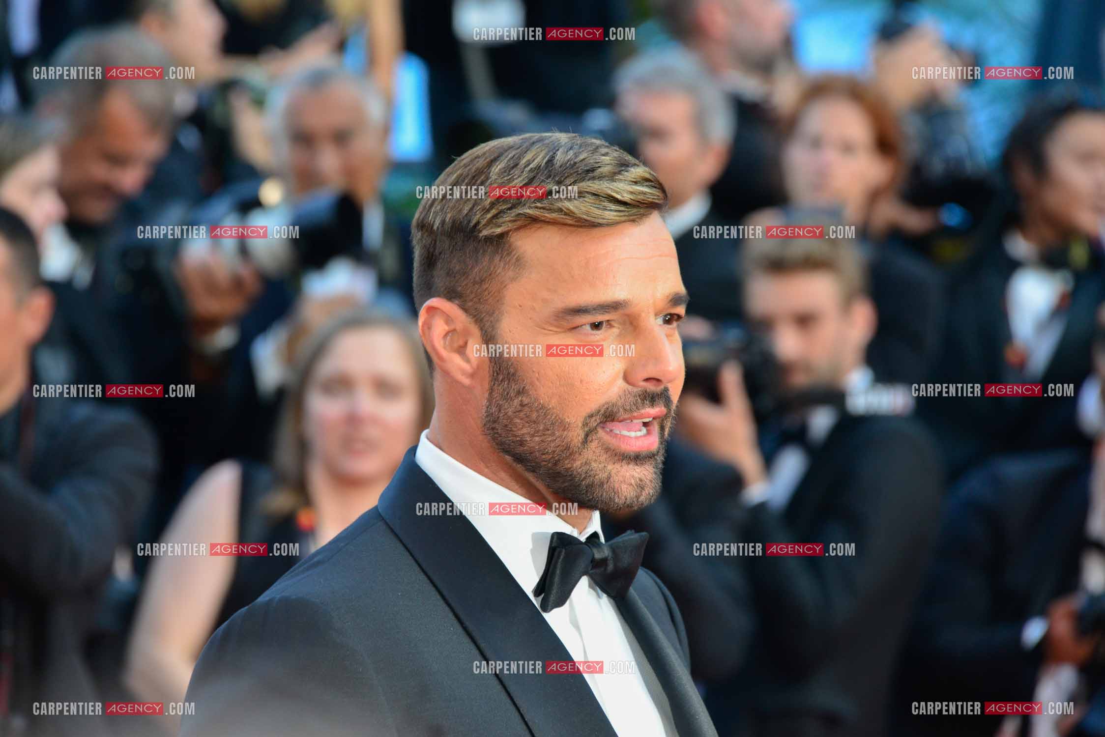 Pour le 9 èm jour du Festival de Cannes, le chanteur Ricky Martin monte les marches pour la projection en avant-première mondiale du film “ Elvis “.