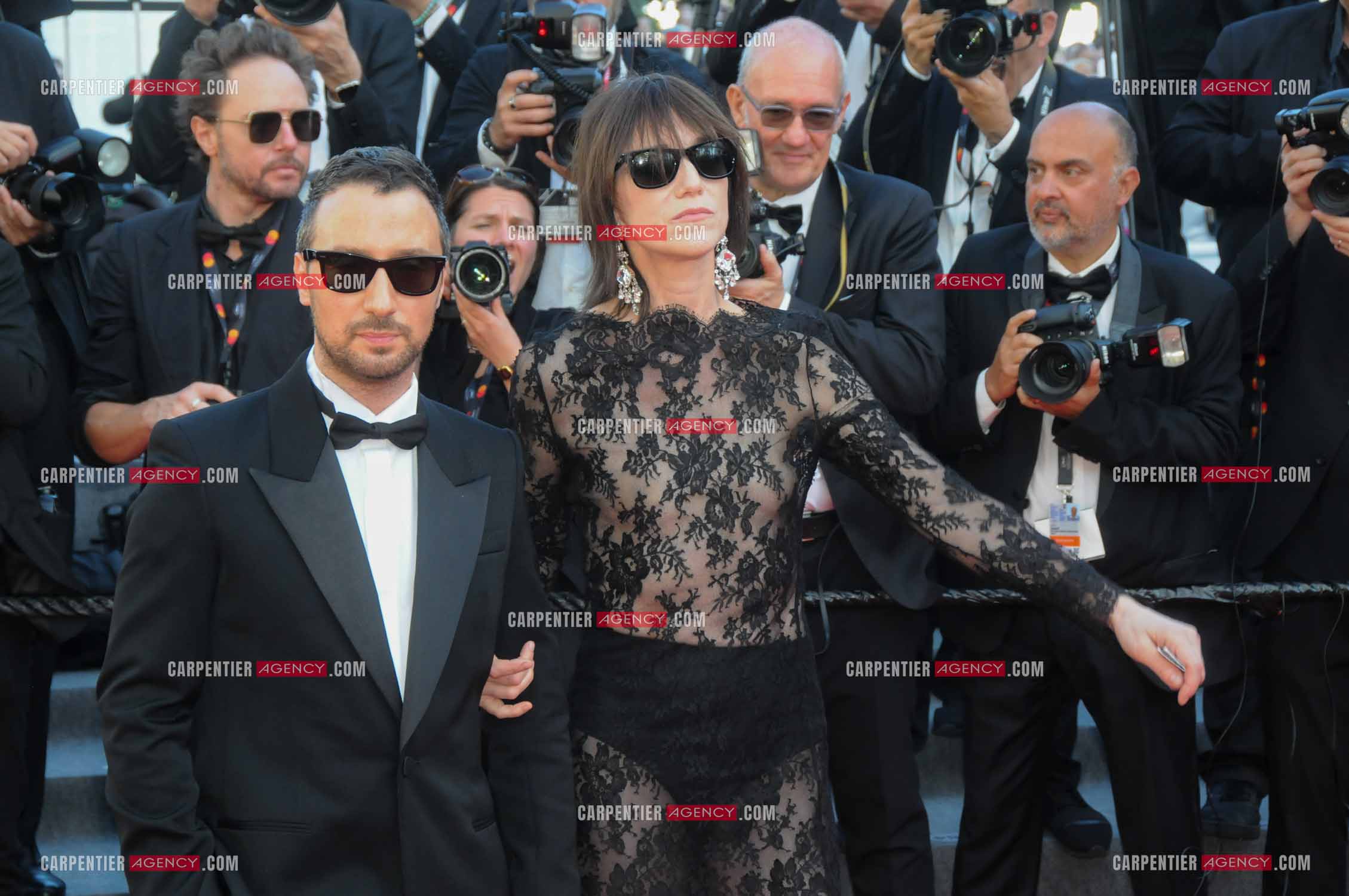 Ouverture du  77ème Festival de Cannes du 14 au 25 mai 2024. Montée des marches du film “ Emilia Perez “. Anthony Vaccarello et Charlotte Gainsbourg.