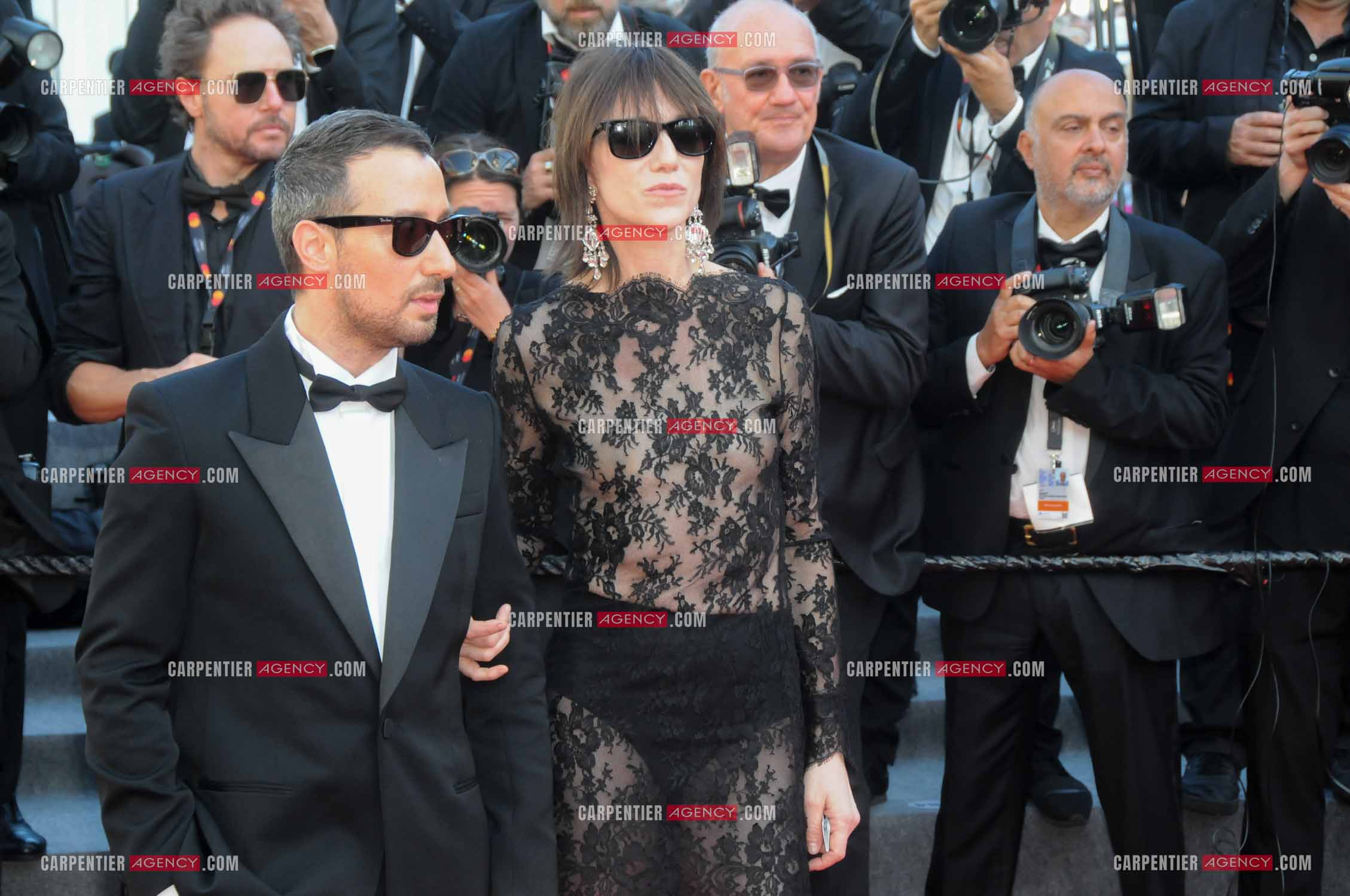 Ouverture du  77ème Festival de Cannes du 14 au 25 mai 2024. Montée des marches du film “ Emilia Perez “. Anthony Vaccarello et Charlotte Gainsbourg.