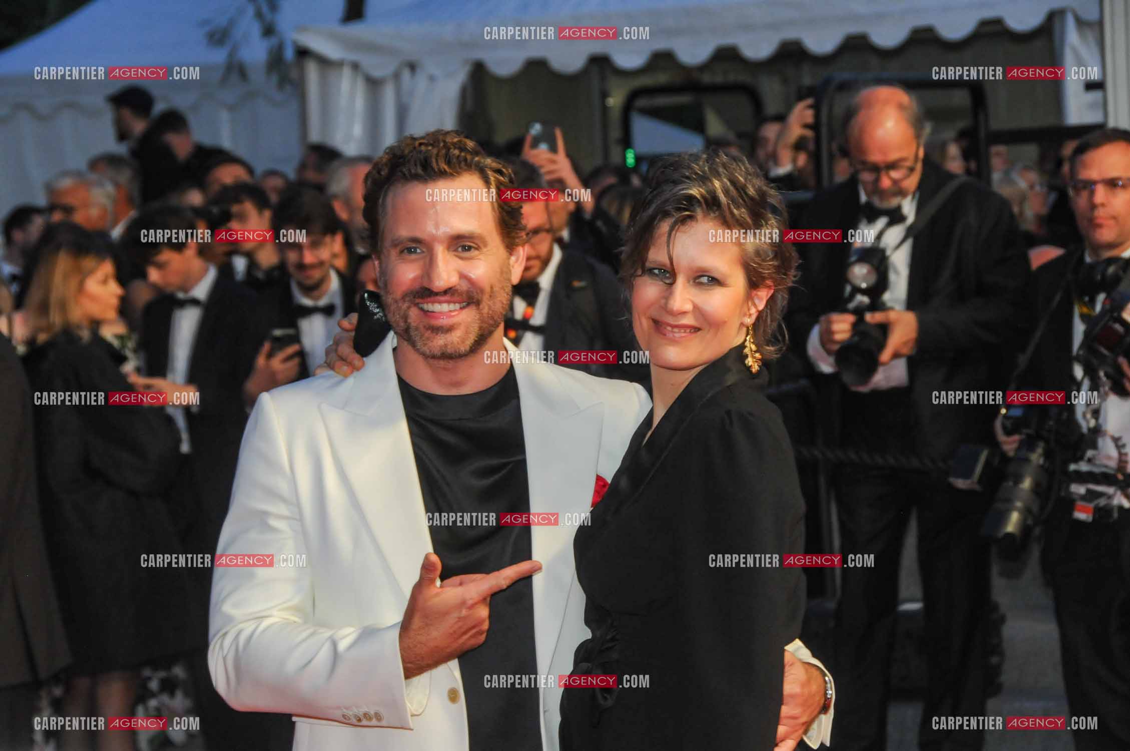 Ouverture du  77ème Festival de Cannes du 14 au 25 mai 2024. Montée des marches du film “ Emilia Perez “. L'acteur Edgar Ramirez et la chanteuse Camille.