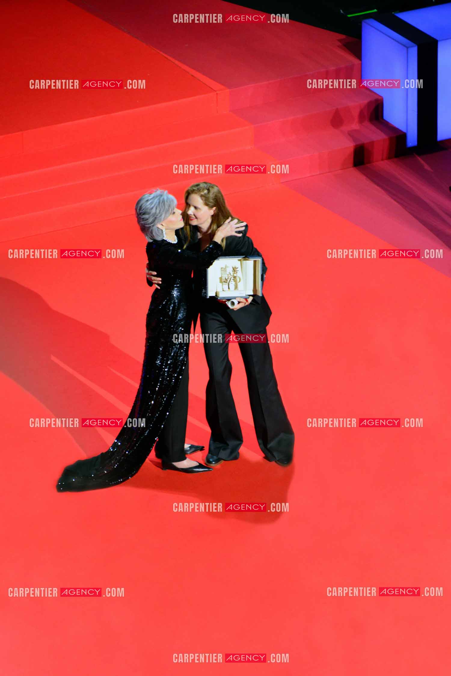 Festival de Cannes 2023. L'actrice Justine Triet devient la troisième femme à recevoir la Palme d'Or par Jane Fonda, avec le film « Anatomie d'une chute ».