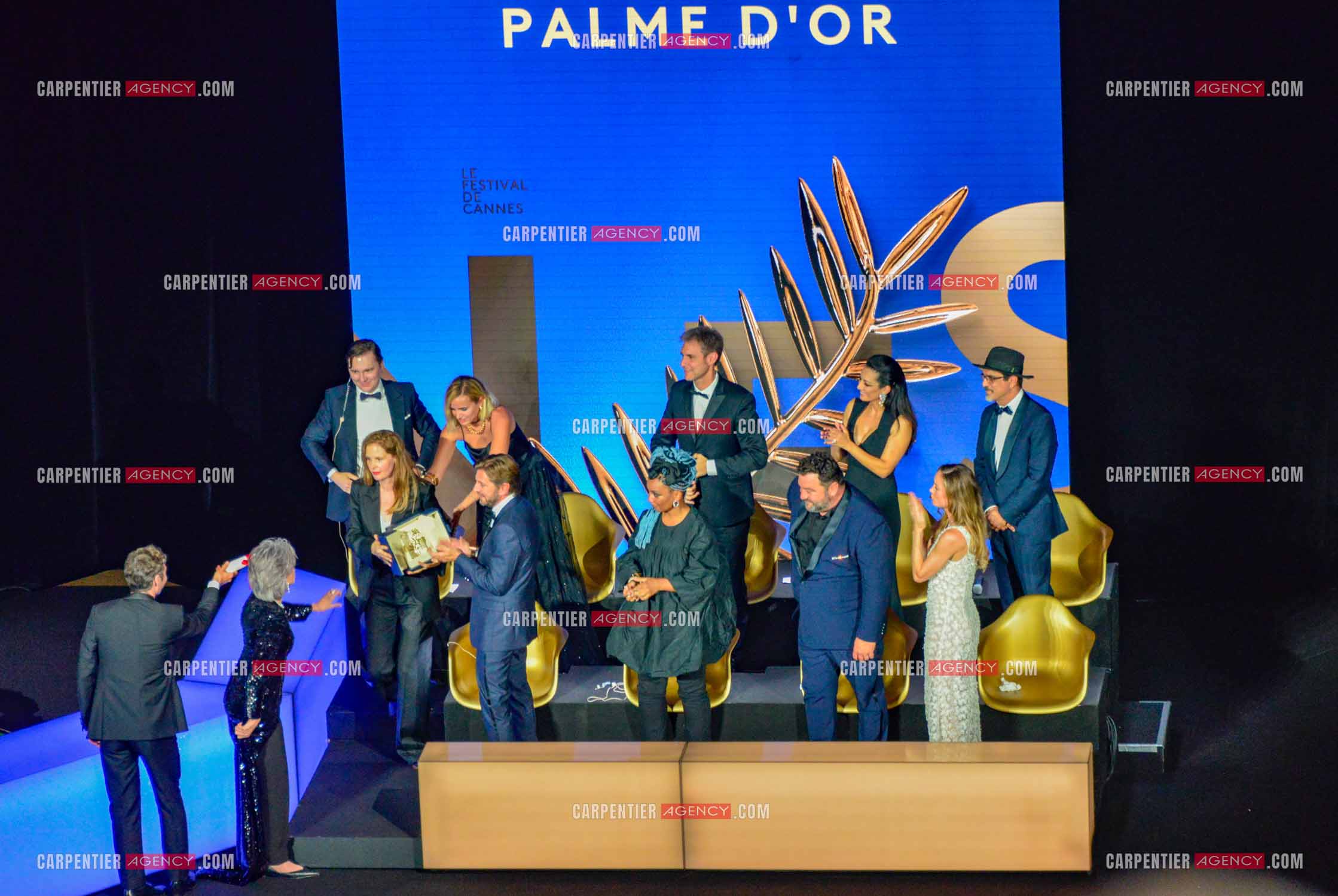 Festival de Cannes 2023. L'actrice Justine Triet devient la troisième femme à recevoir la Palme d'Or par Jane Fonda, avec le film « Anatomie d'une chute ».