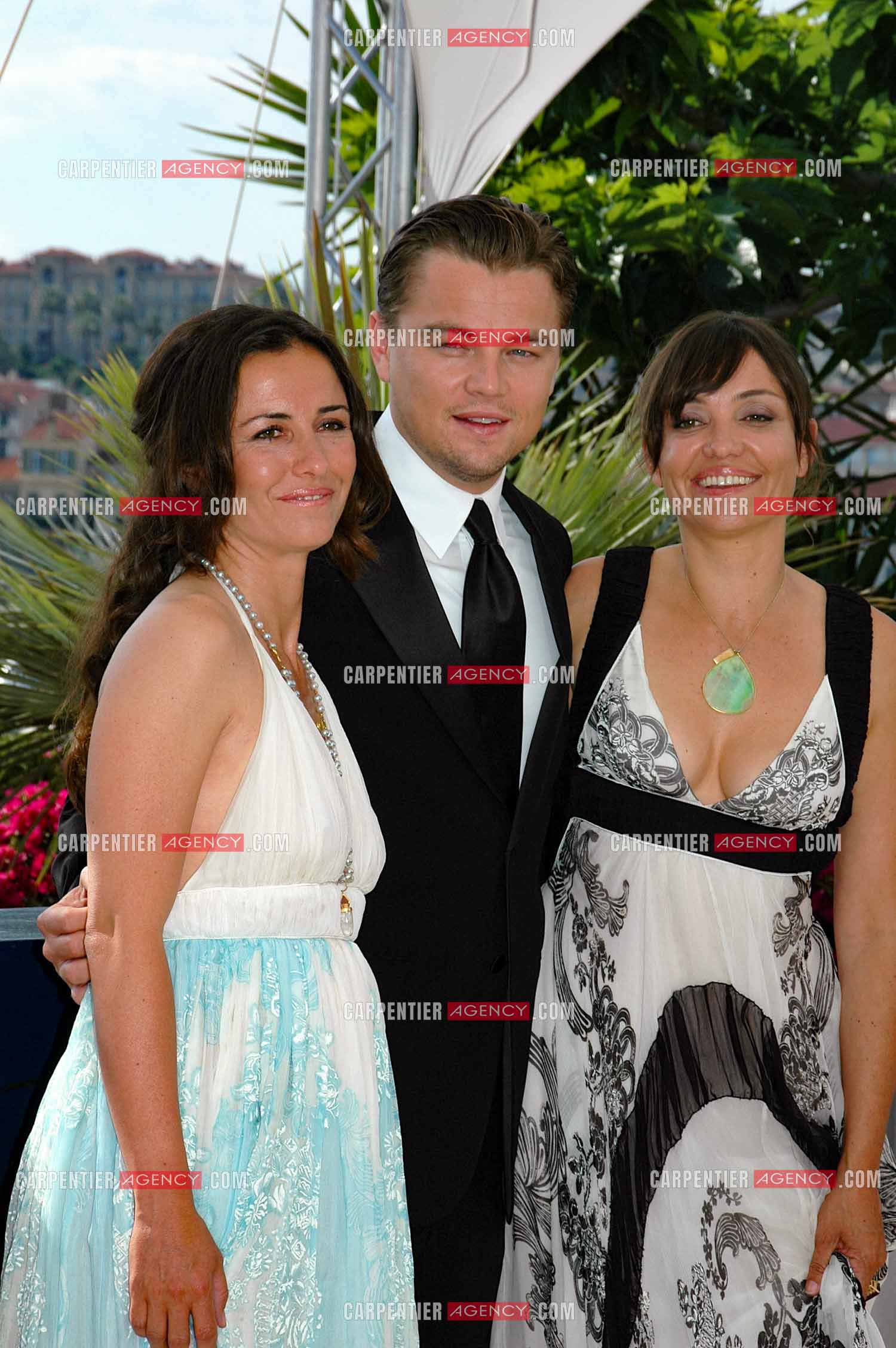 Festival de Cannes 2007. 60e édition du festival, du 16 au 27 mai 2007. L'acteur américain Léonardo DiCaprio entouré des deux actrices Nadia Conners, Leila Conners Petersen pour le film “ 11e heure “.