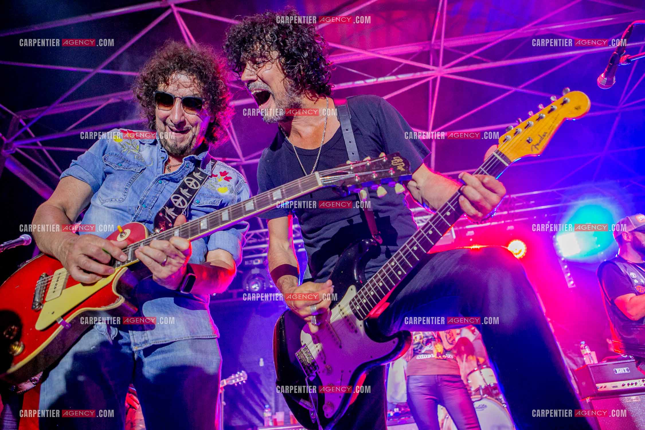 Les deux guitaristes Yarol Poupaud et Norbert Krief dit Nono en concert.