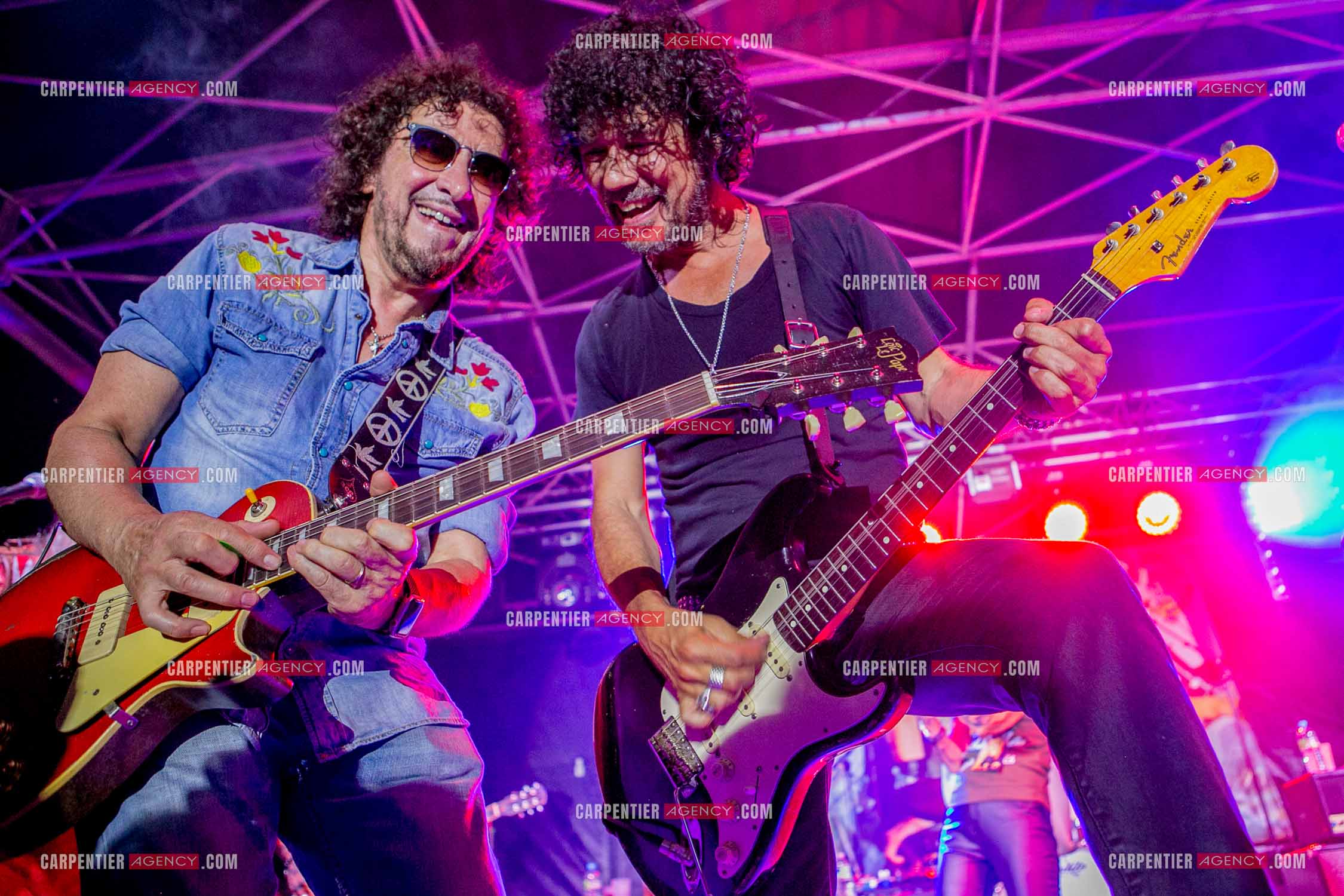 Les deux guitaristes Yarol Poupaud et Norbert Krief dit Nono en concert.