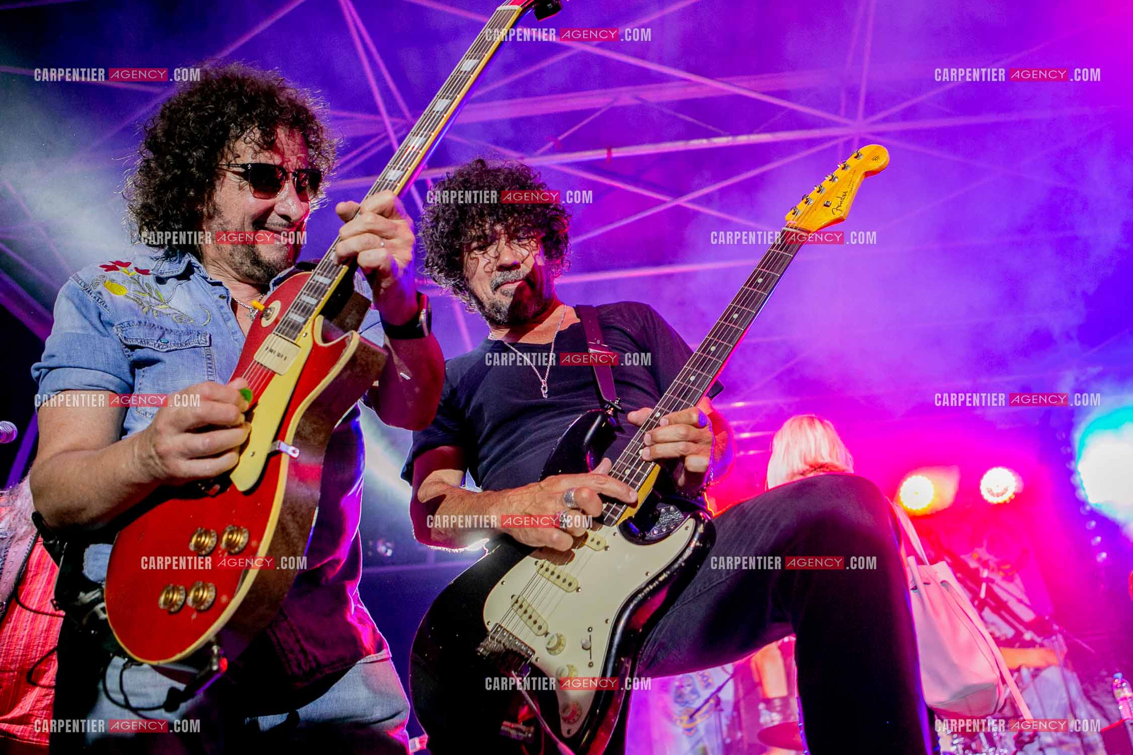 Les deux guitaristes Yarol Poupaud et Norbert Krief dit Nono en concert.