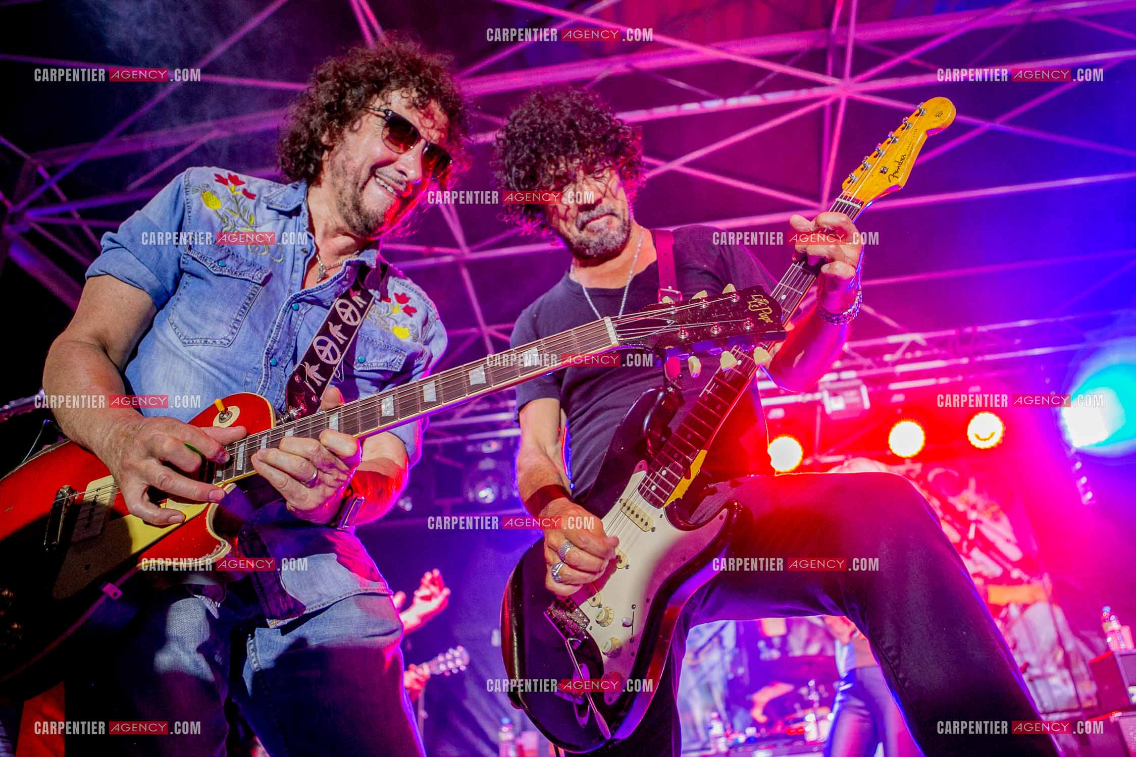 Les deux guitaristes Yarol Poupaud et Norbert Krief dit Nono en concert.