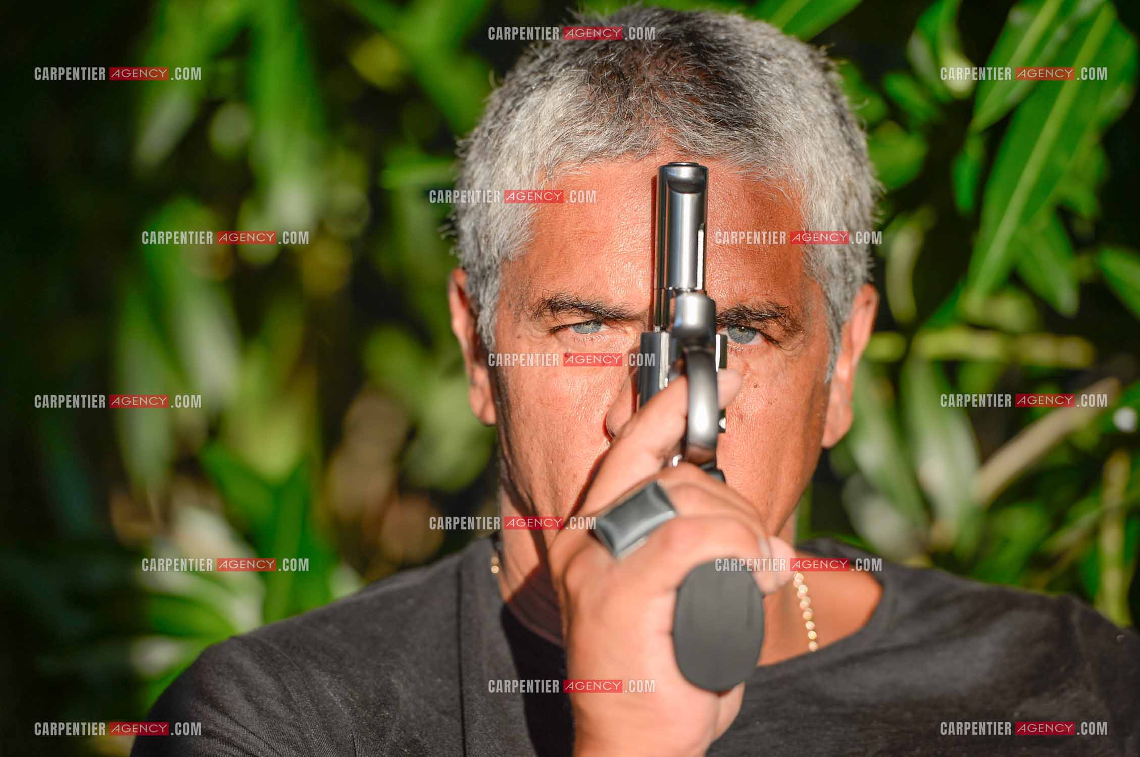 Portrait de l'acteur Samy Naceri avec une arme à feu.    ( Exclusif )