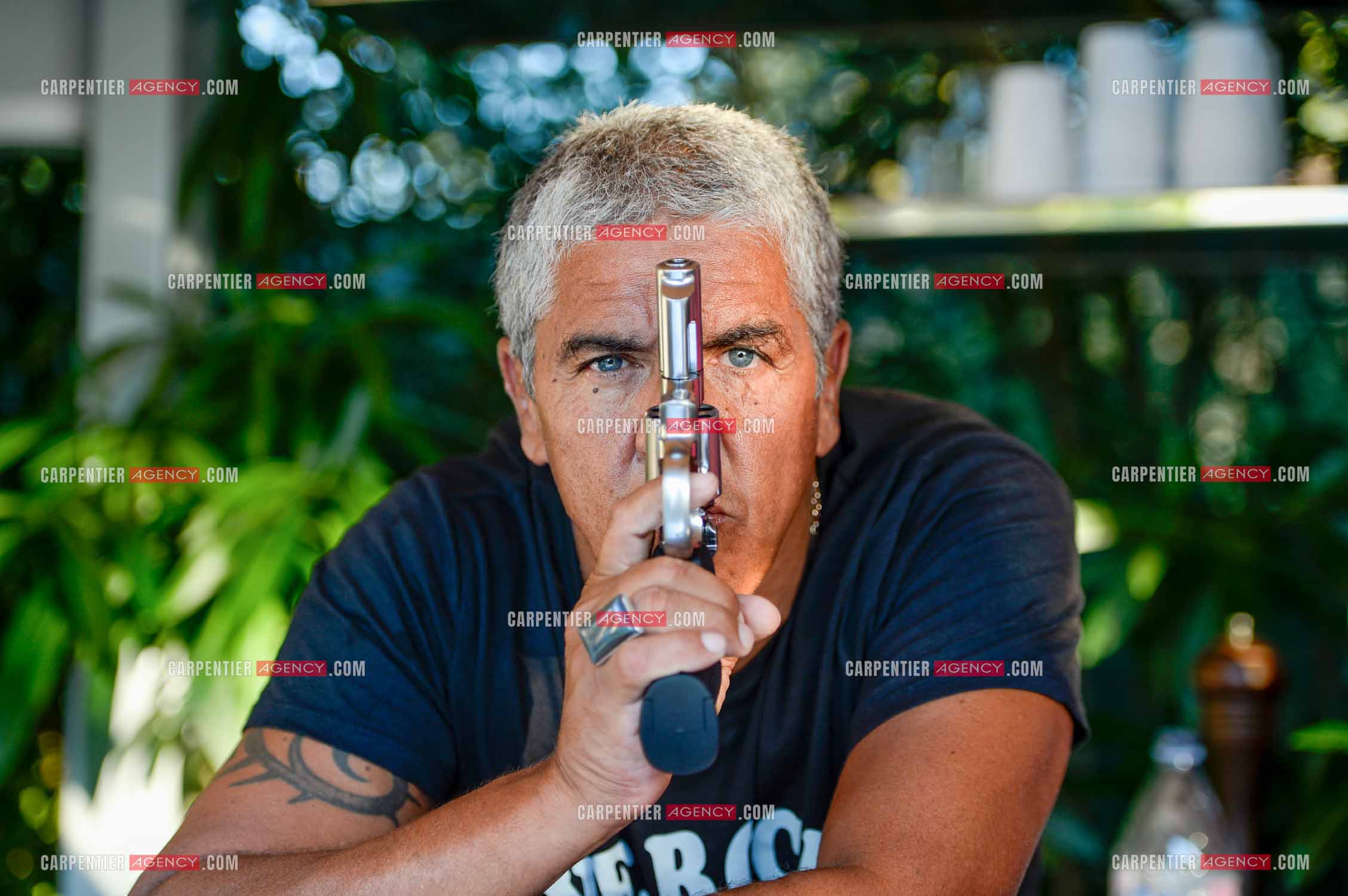 Portrait de l'acteur Samy Naceri avec une arme à feu.    ( Exclusif )