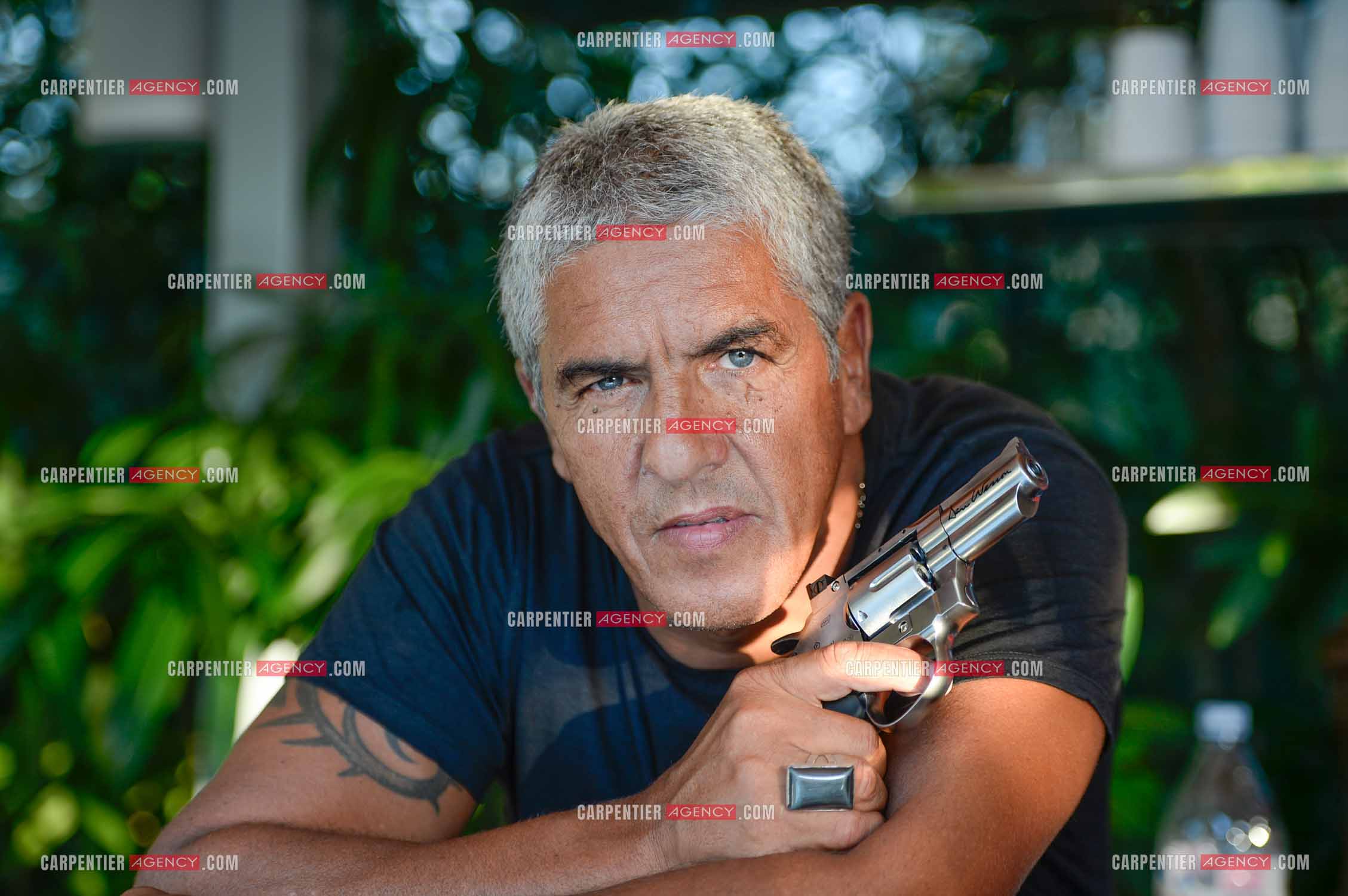 Portrait de l'acteur Samy Naceri avec une arme à feu.    ( Exclusif )