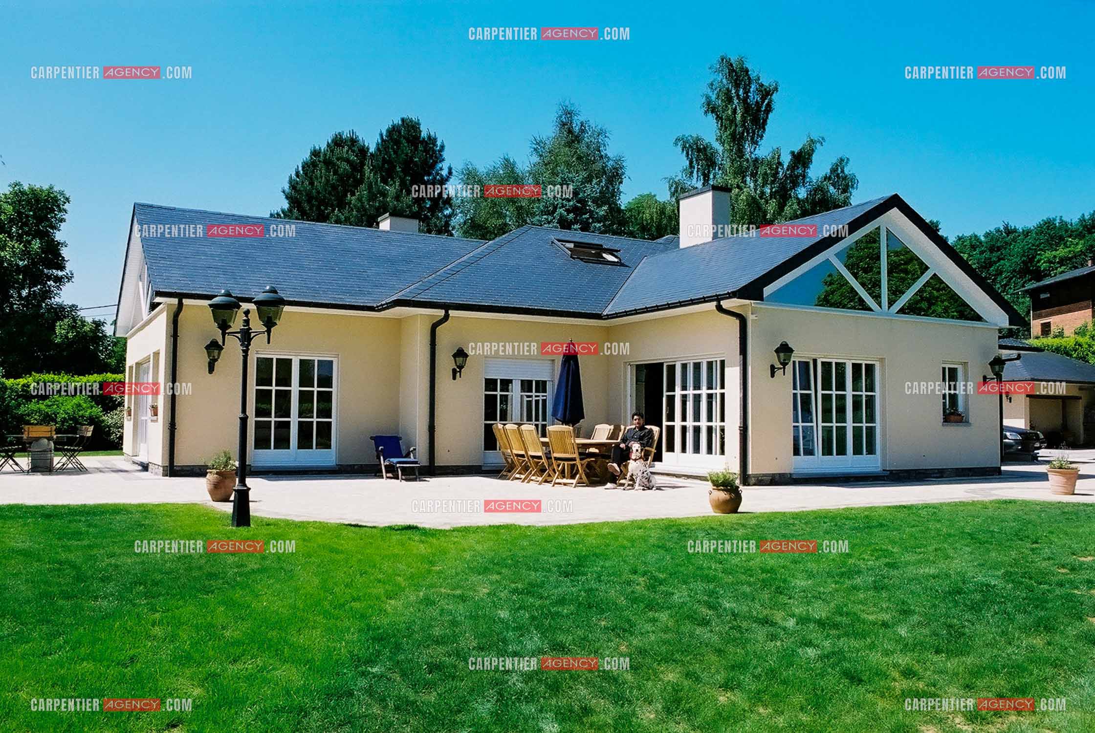 Frédéric François présente sa maison principale en Belgique où il vit avec toute sa famille. Frédéric sur sa terrasse avec sa chienne Dalmacien Lady