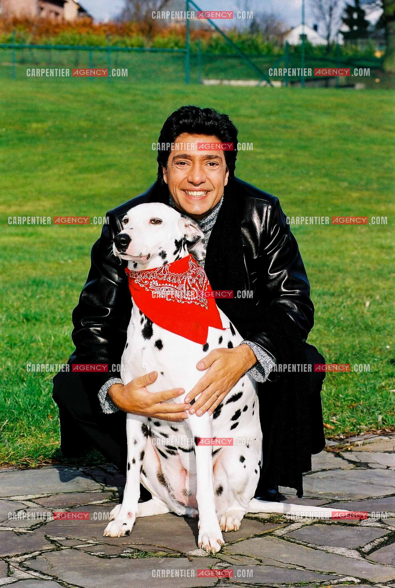 Le chanteur Frédéric François chez lui en Belgique. Frédéric et sa chienne Dalmatien Lady.  ( Exclusif )