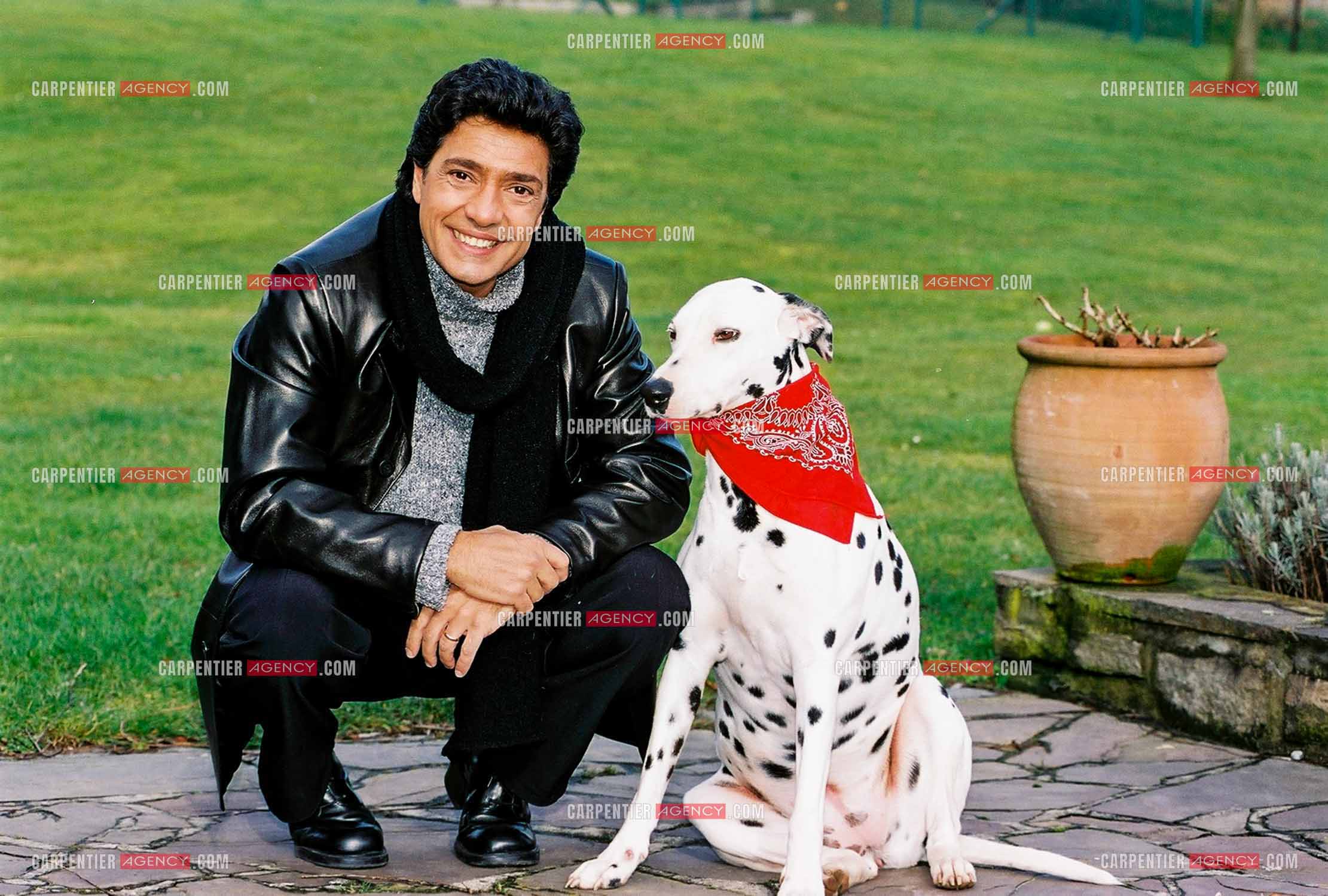 Le chanteur Frédéric François chez lui en Belgique. Frédéric et sa chienne Dalmatien Lady.  ( Exclusif )