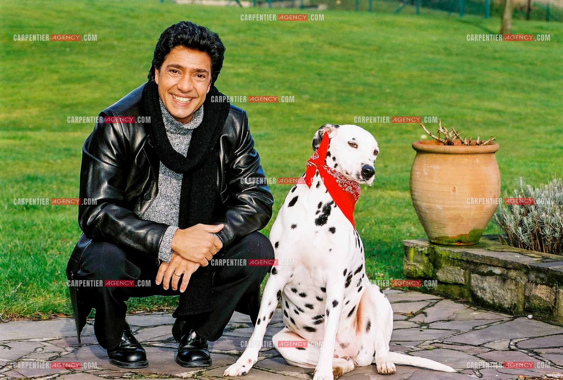 Le chanteur Frédéric François chez lui en Belgique. Frédéric et sa chienne Dalmatien Lady.  ( Exclusif )