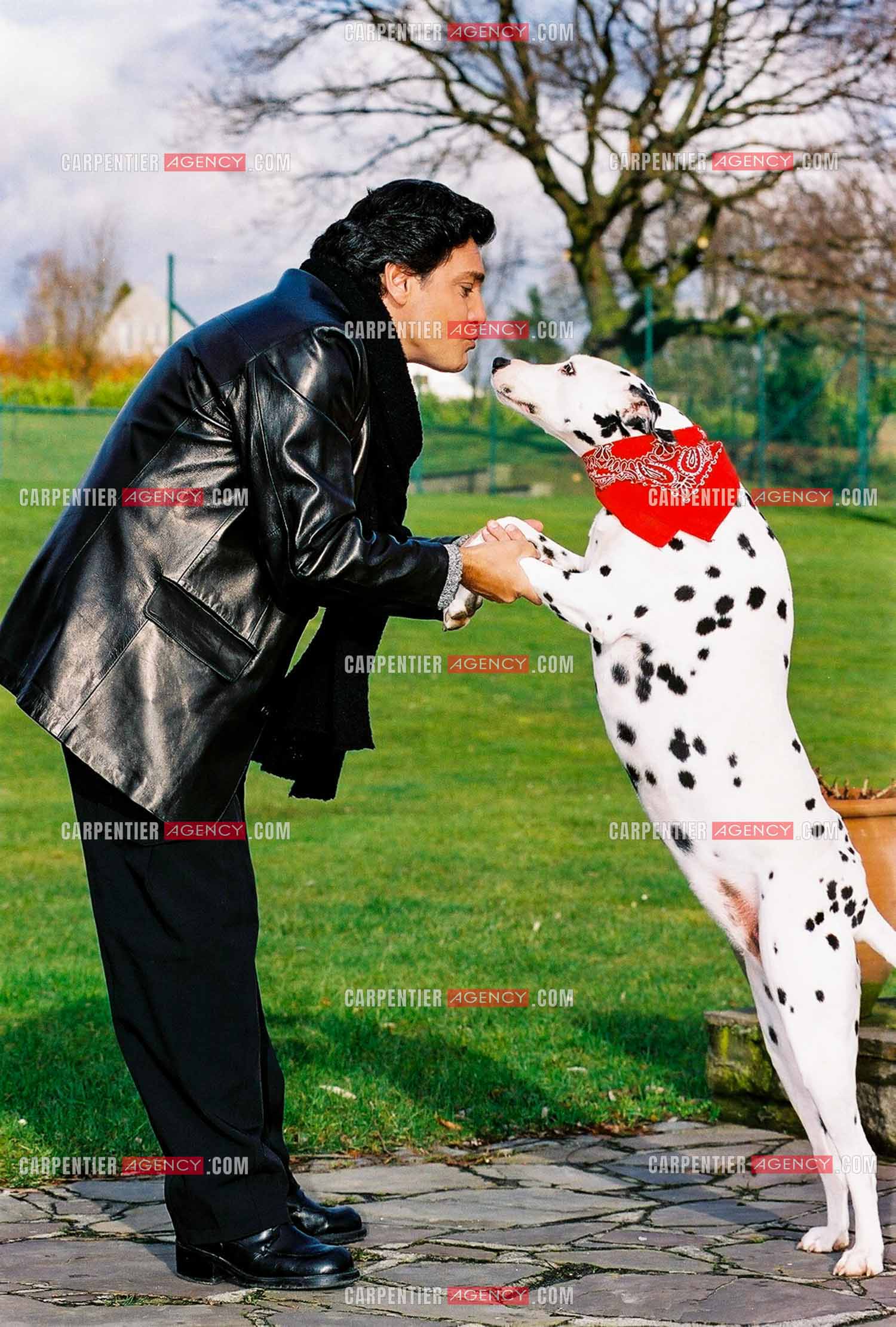 Le chanteur Frédéric François chez lui en Belgique. Frédéric et sa chienne Dalmatien Lady.  ( Exclusif )