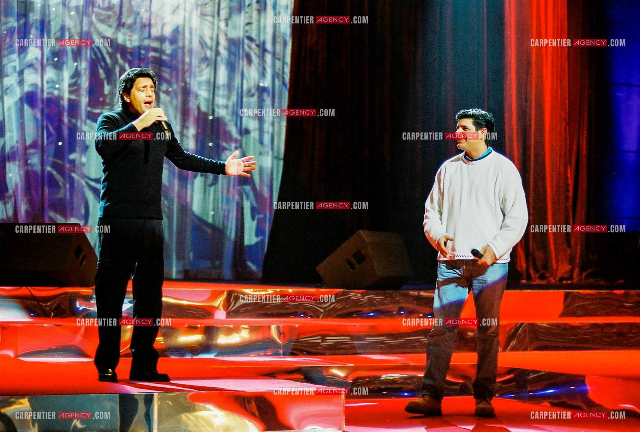 RTL Télévision rend hommage à Frédéric François autour de sa famille et ses amis. Frédéric en duo avec son frère Santo Barracato.   ( Exclusif )