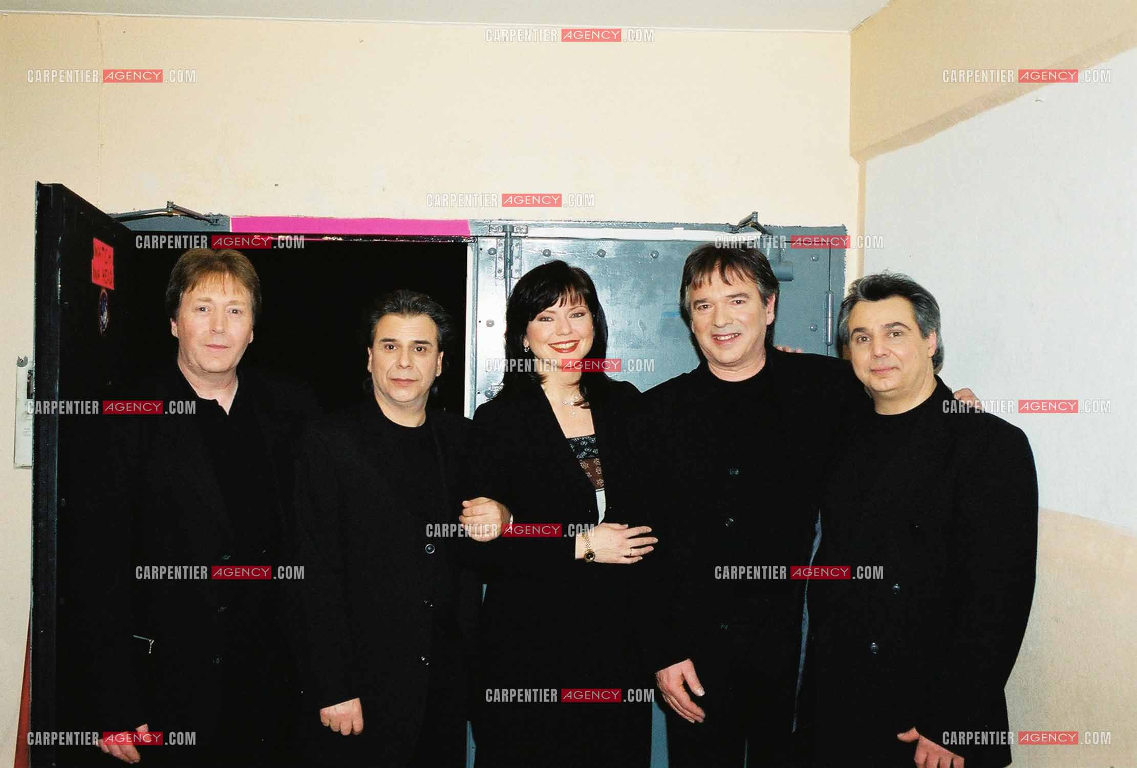 RTL Télévision rend hommage à Frédéric François autour de sa famille et ses amis. Marylène, l'animatrice de l'émission entourée du groupe "Les Spaceman“.  ( Exclusif )