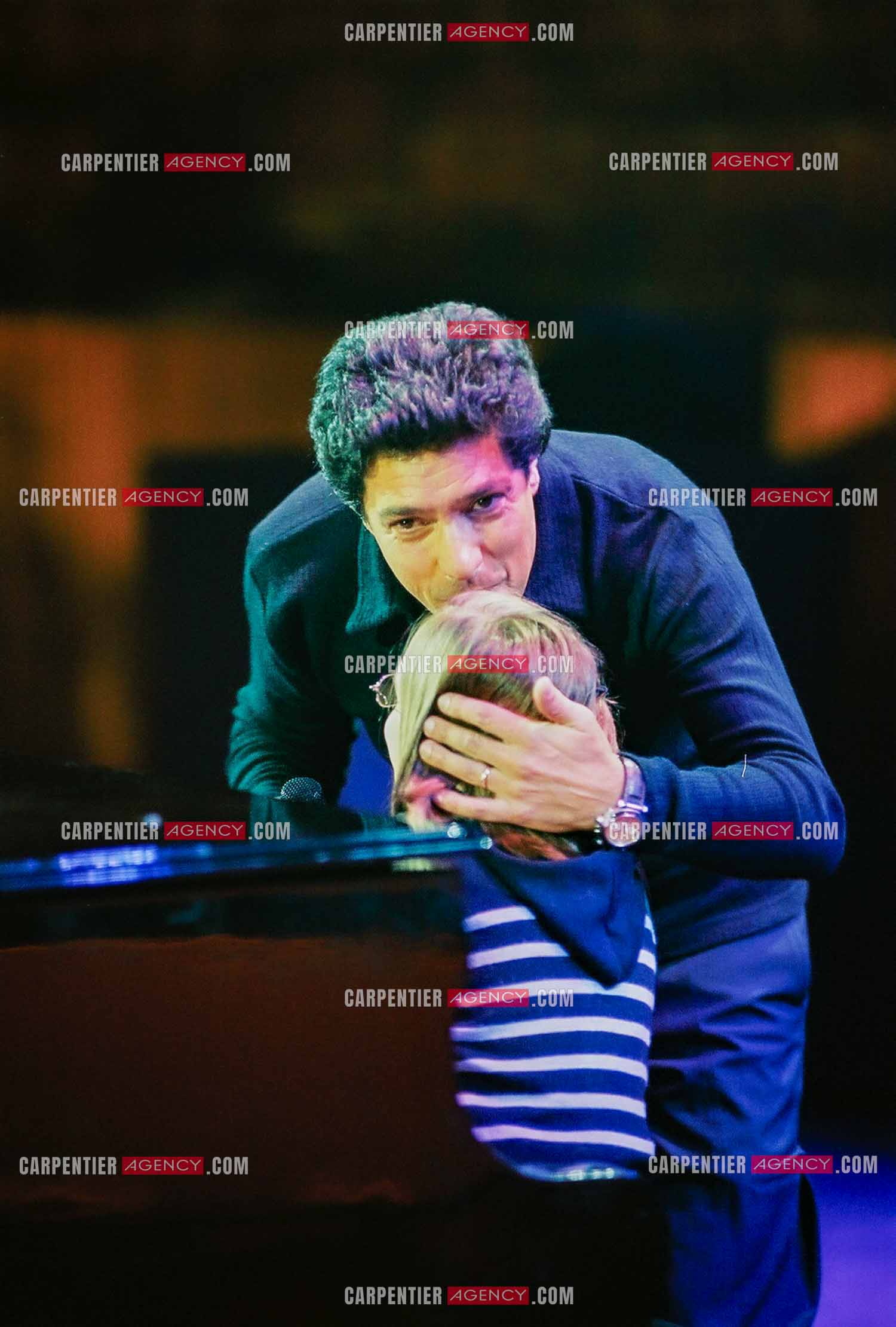 RTL Télévision rend hommage à Frédéric François autour de sa famille et ses amis. Frédéric et sa petite dernière Victoria au piano.   ( Exclusif ) ( Exclusif )