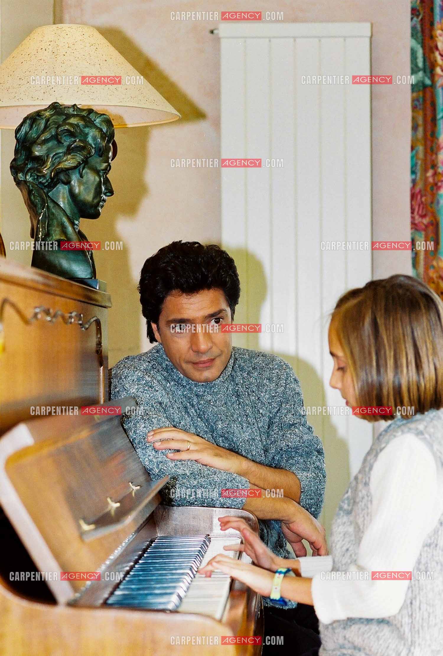 Le chanteur Frédéric François chez lui en Belgique. Frédéric et sa fille Victoria au piano.  ( Exclusif )